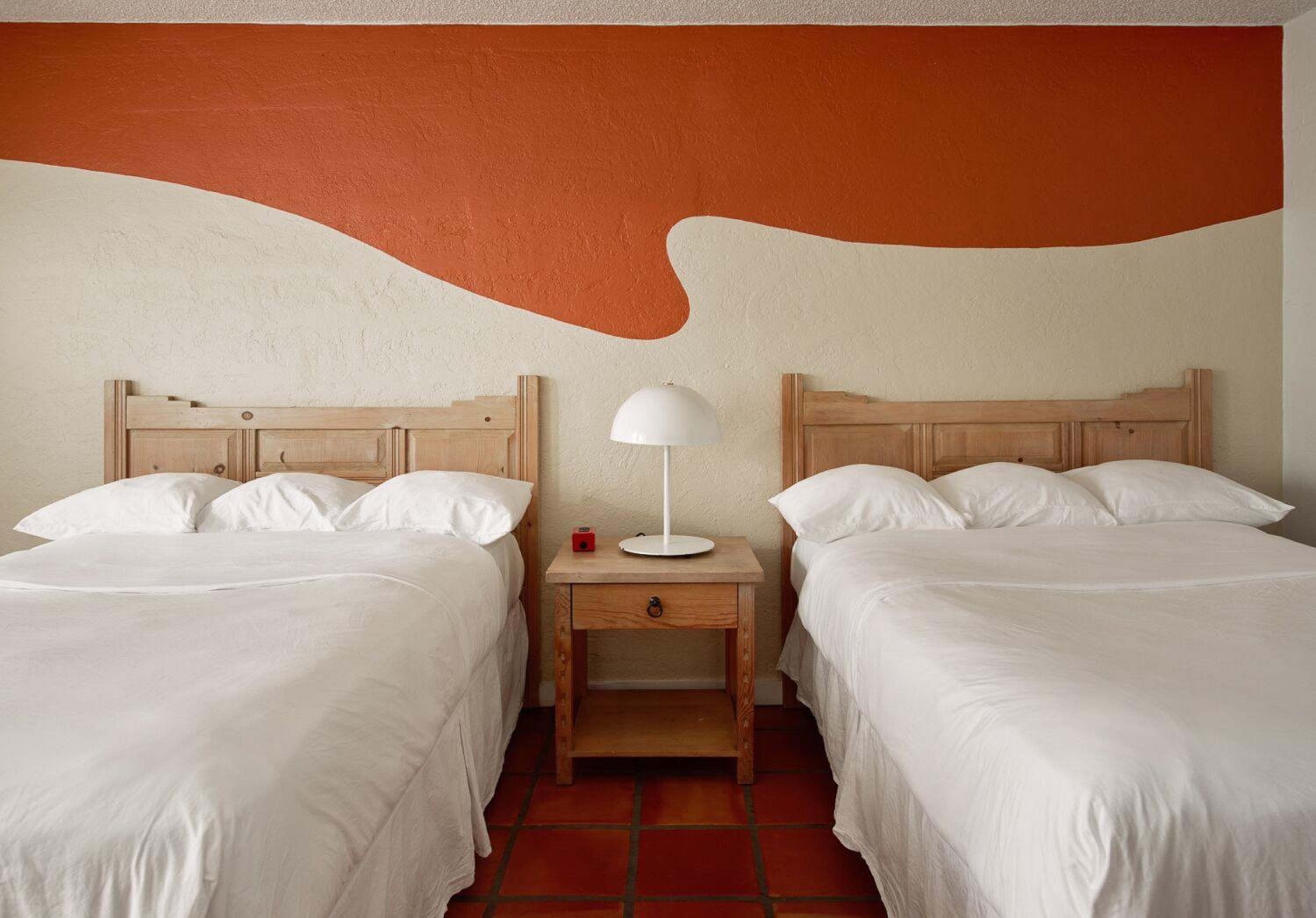 Standard Queen Room with Two Queen Beds - Photo 5