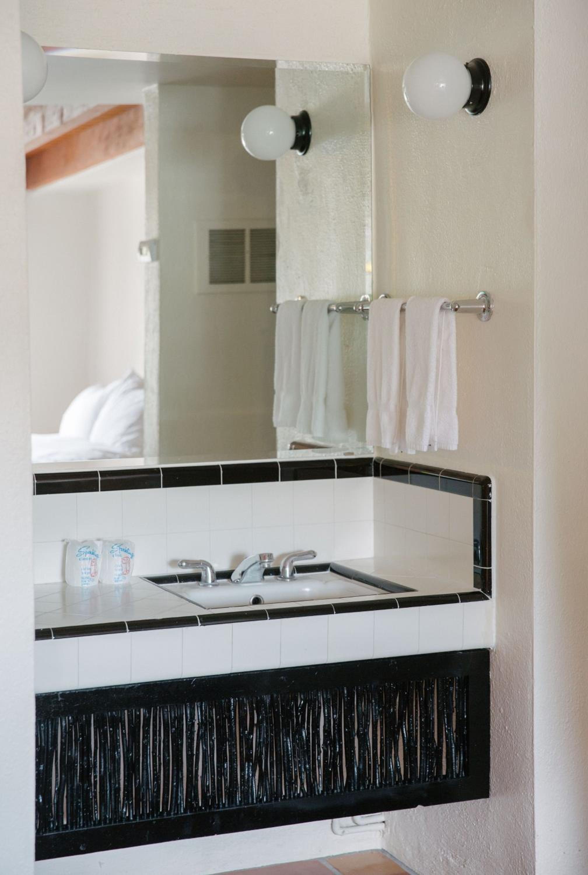 King Room with Kitchen - Photo 8