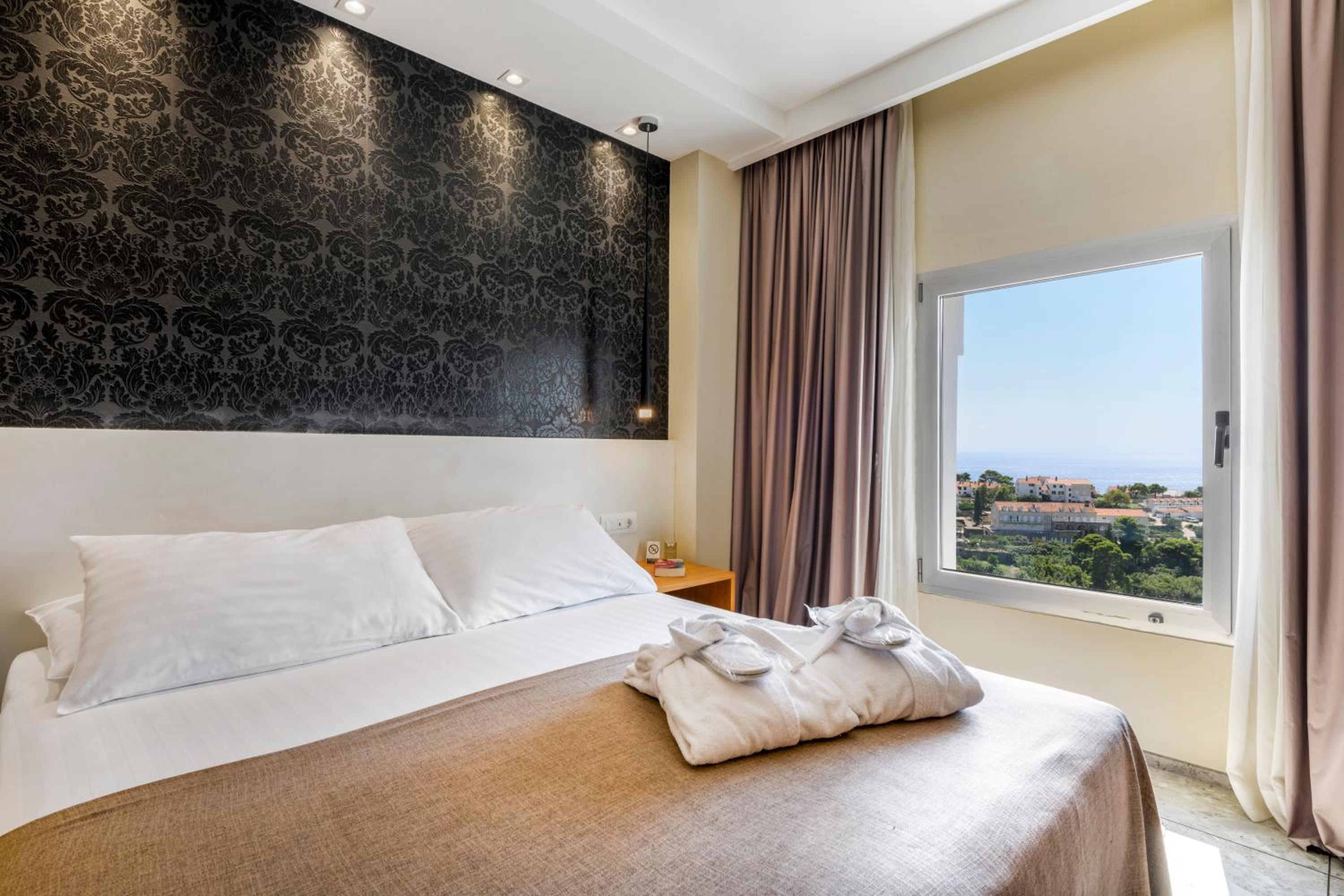 Double or Twin Room - Photo 6