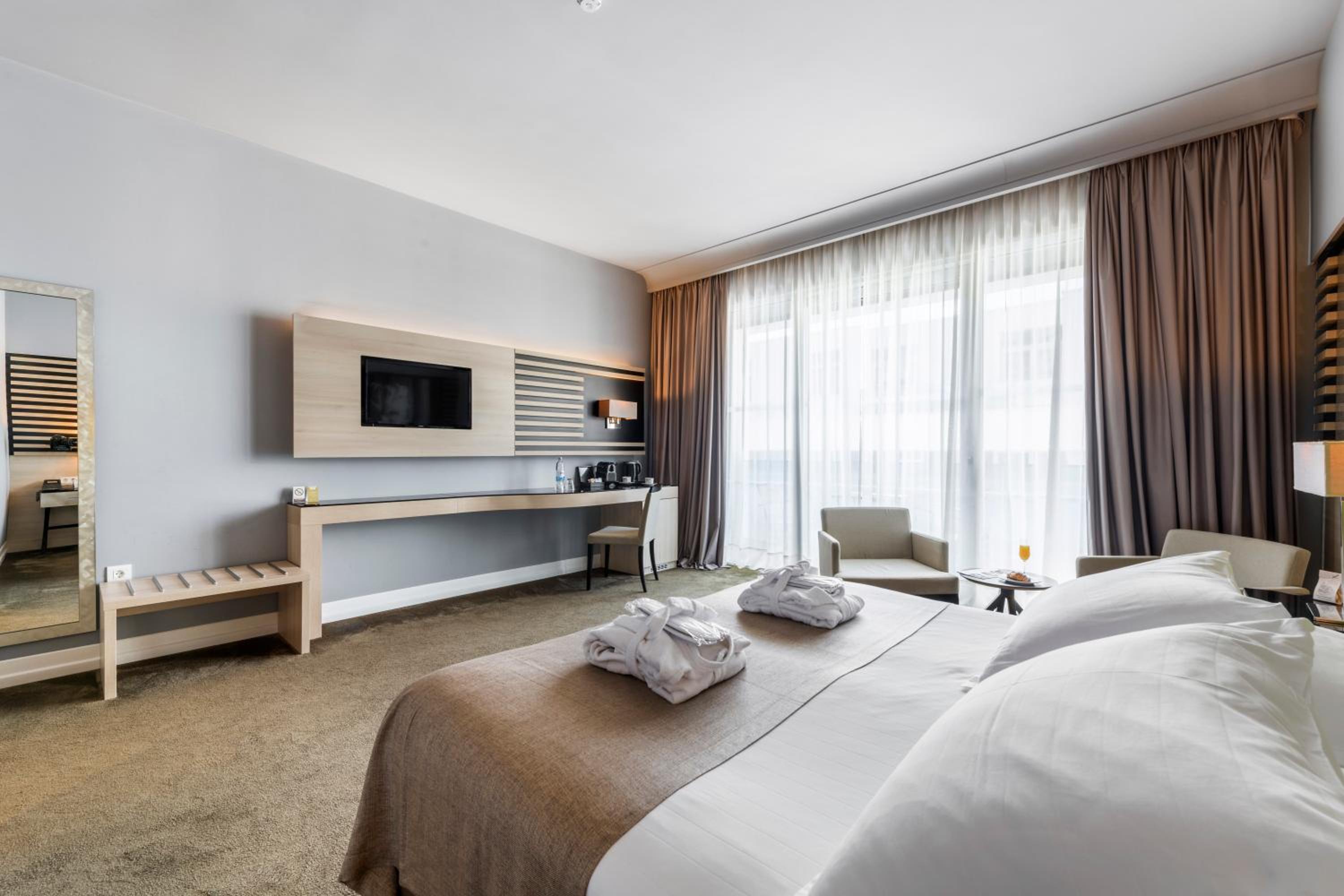 Executive Room with Balcony - Photo 3