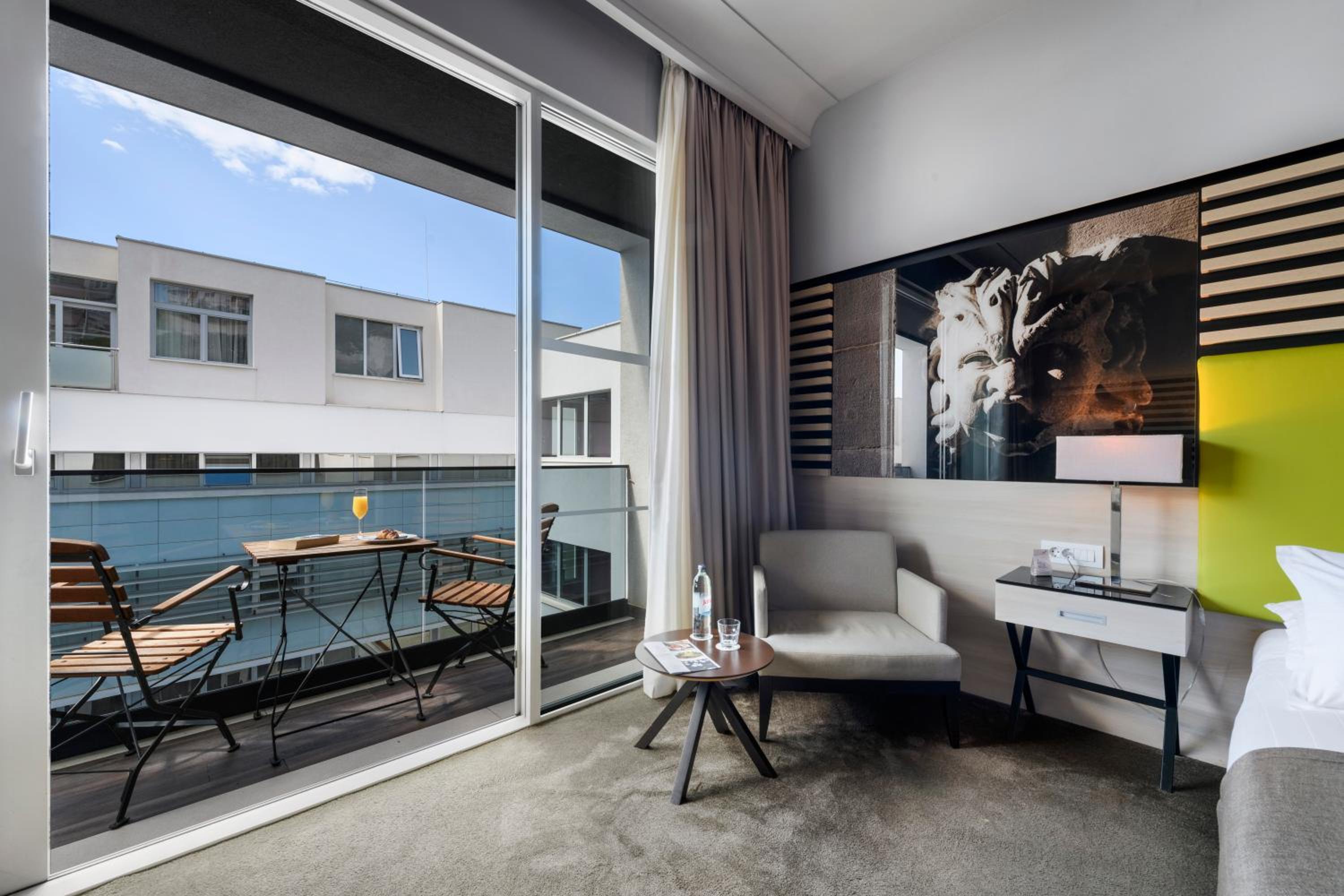 Executive Room with Balcony - Photo 2