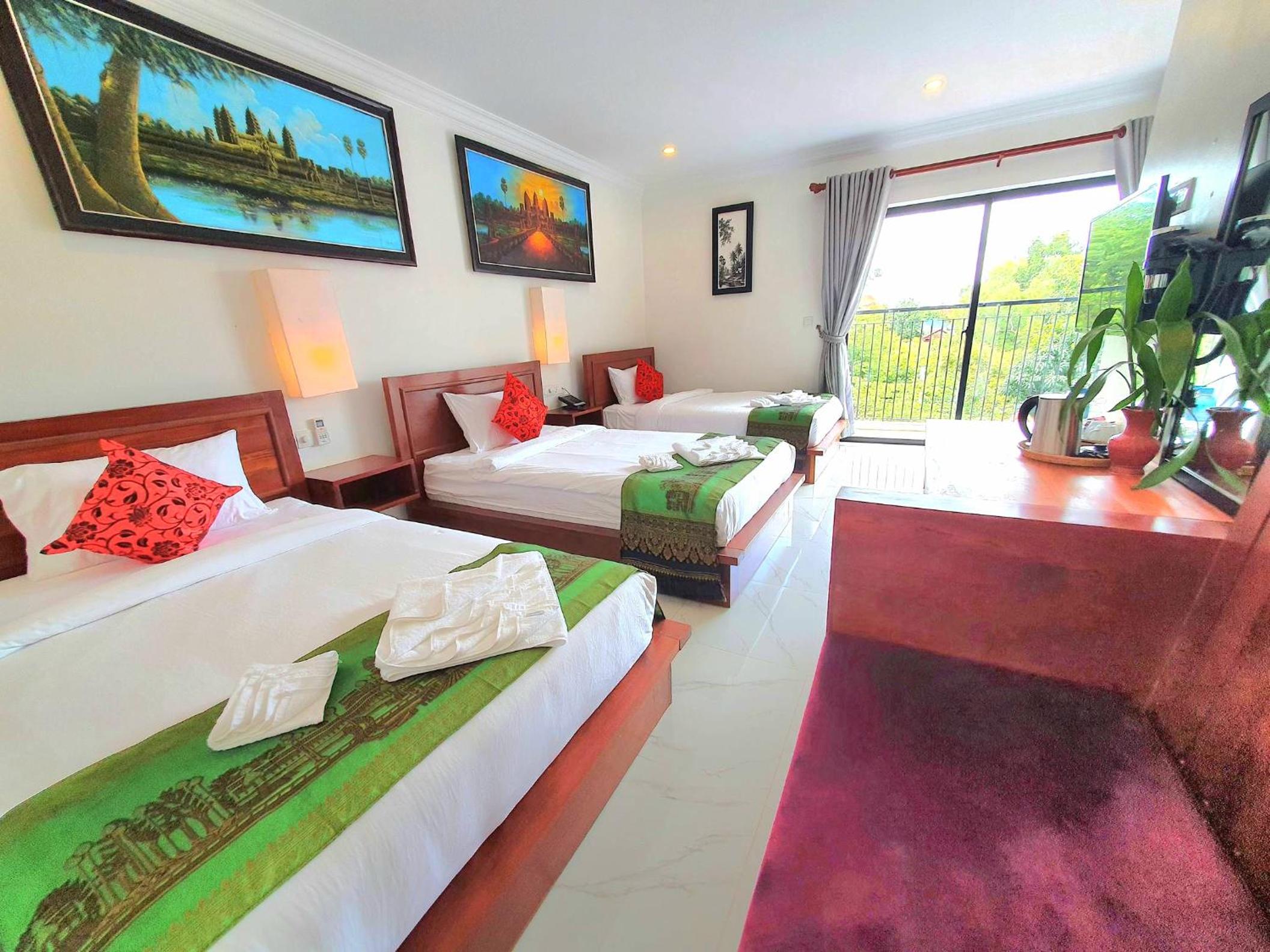 Deluxe Triple Room With Balcony photo 2