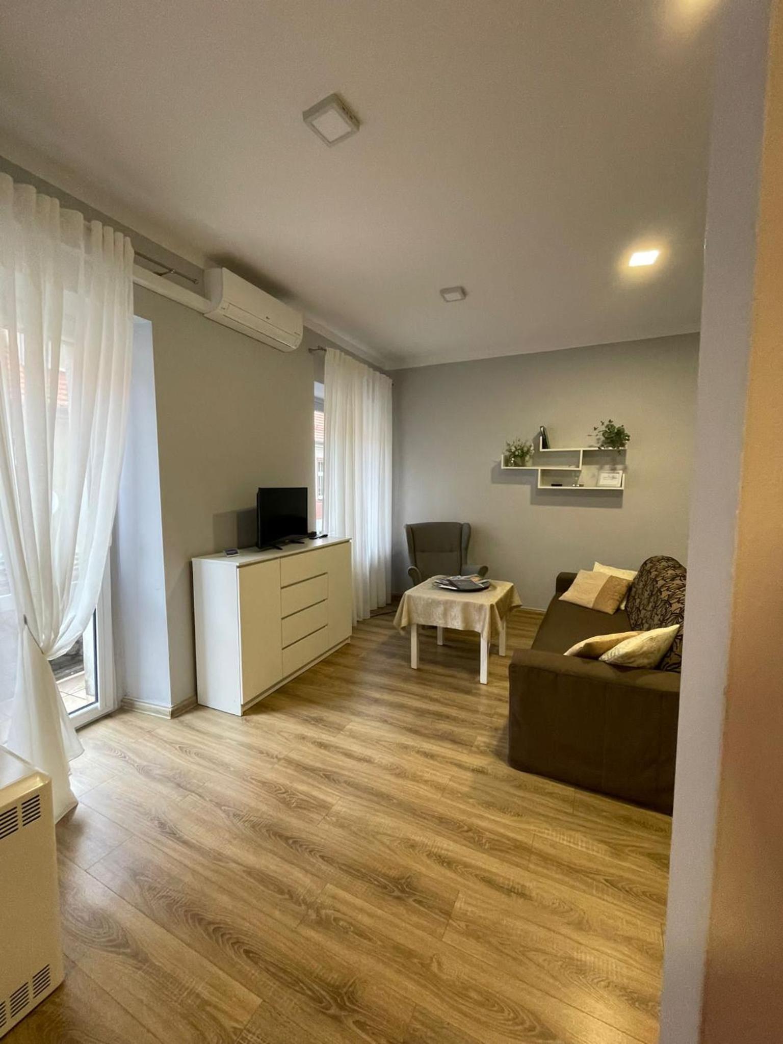 Studio with Balcony - Photo 2