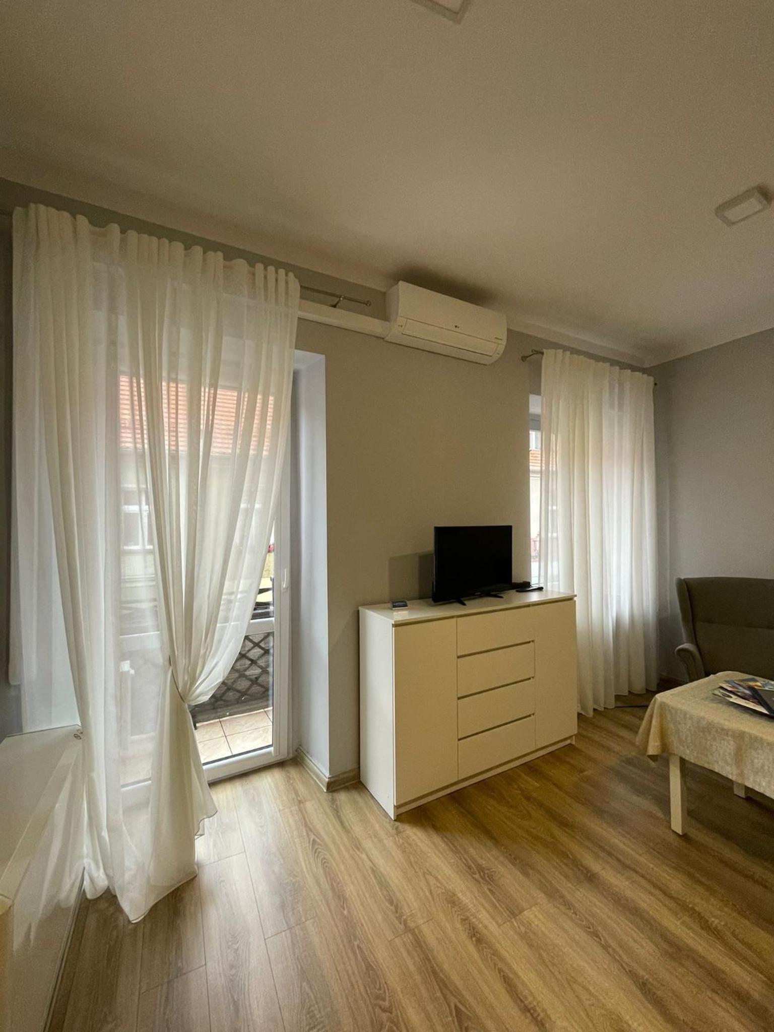 Studio with Balcony - Photo 3