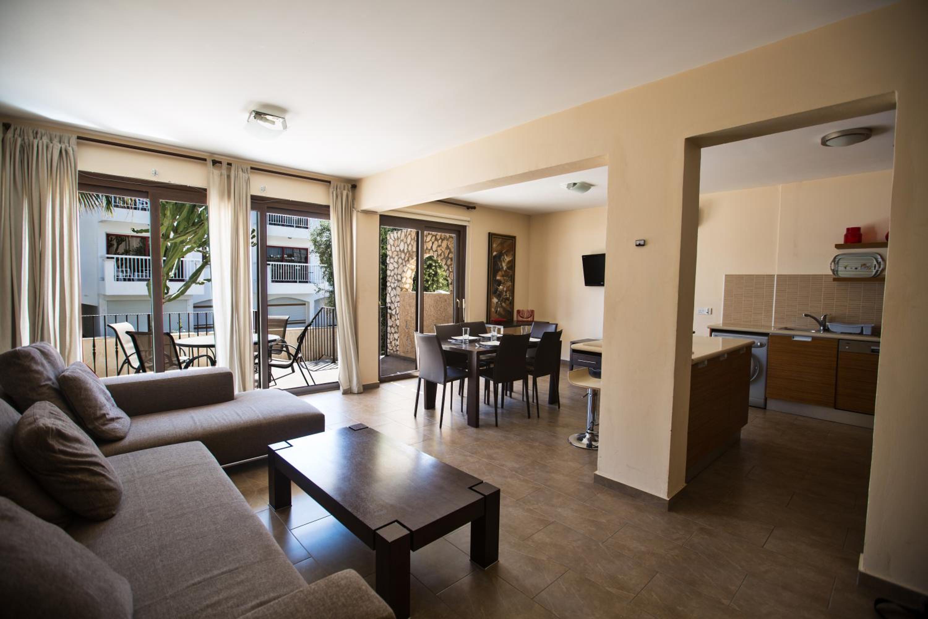 Superior Two-Bedroom Apartment with Garden (004) photo 1