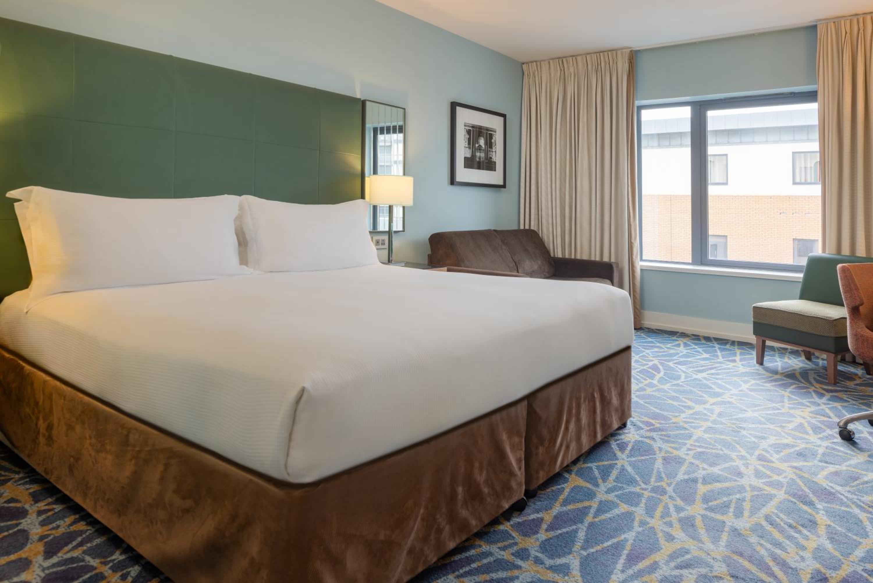 King Family Guest Room With Sofa Bed