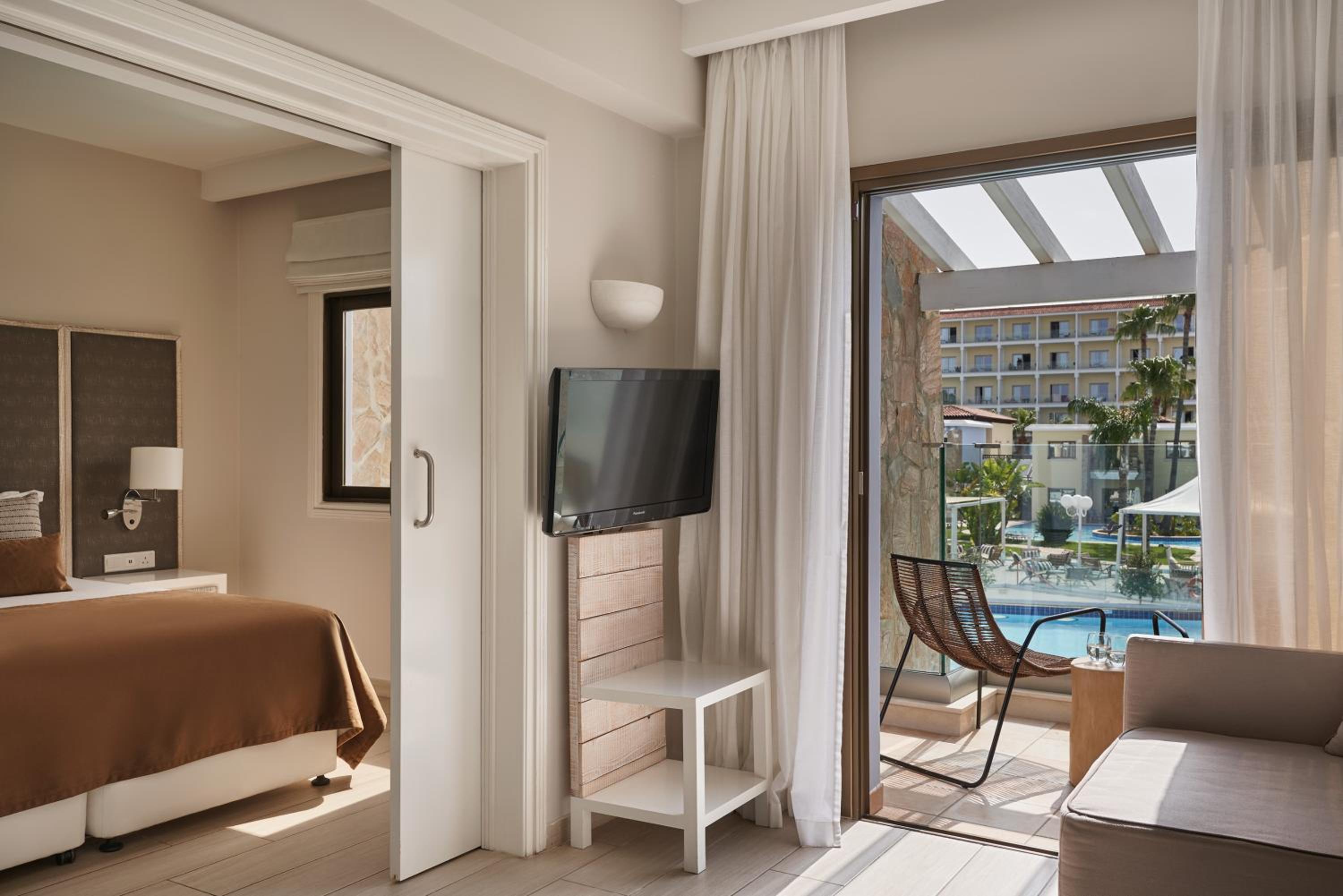 Premium One Bedroom Suite Pool View photo 2