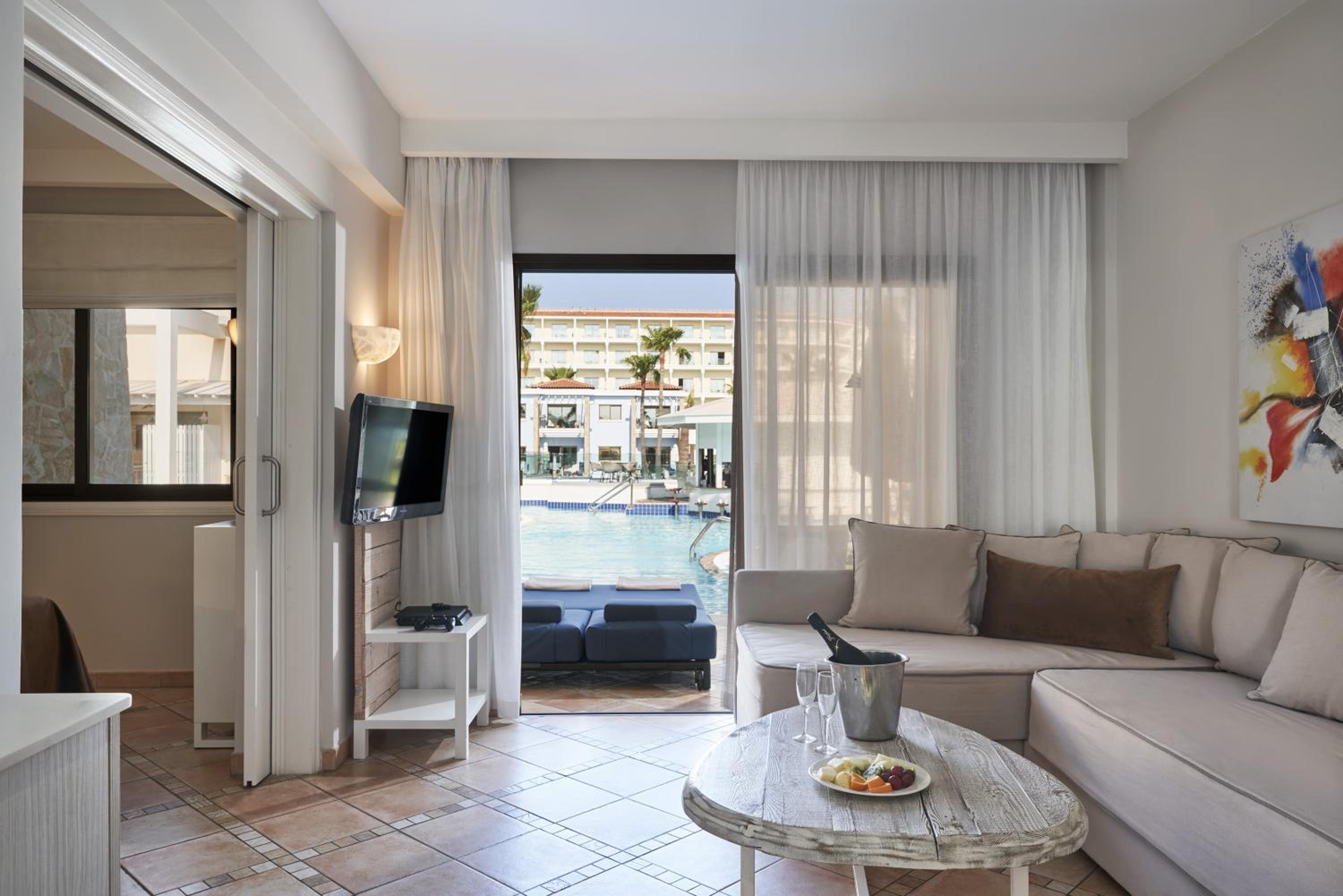 Premium One Bedroom Suite Swim up