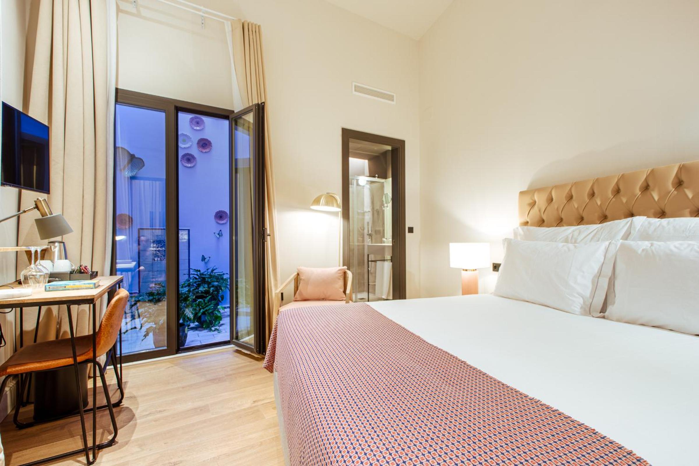 Double or Twin Room with Interior View - Photo 3