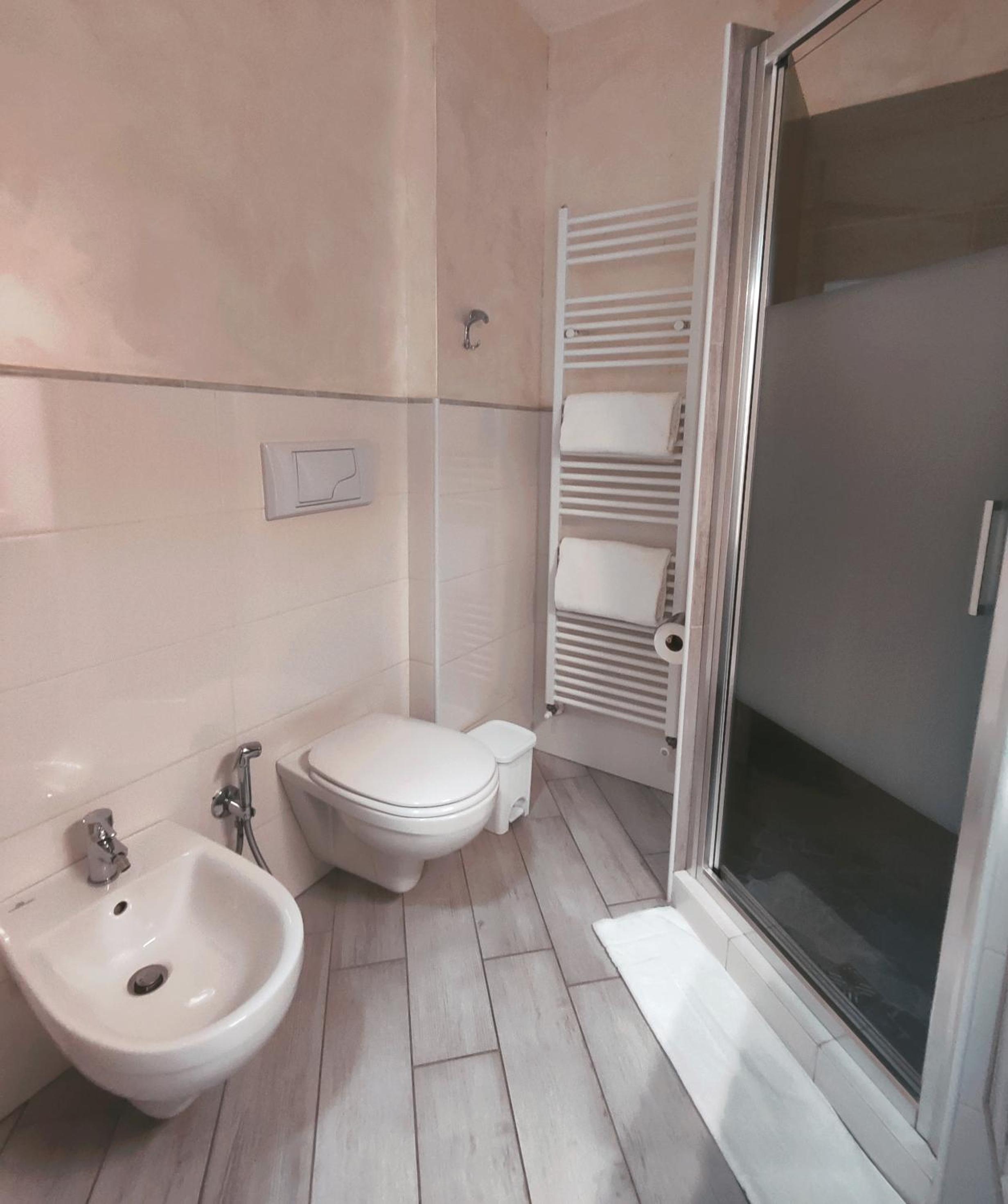 Twin Room with Bathroom - Photo 3