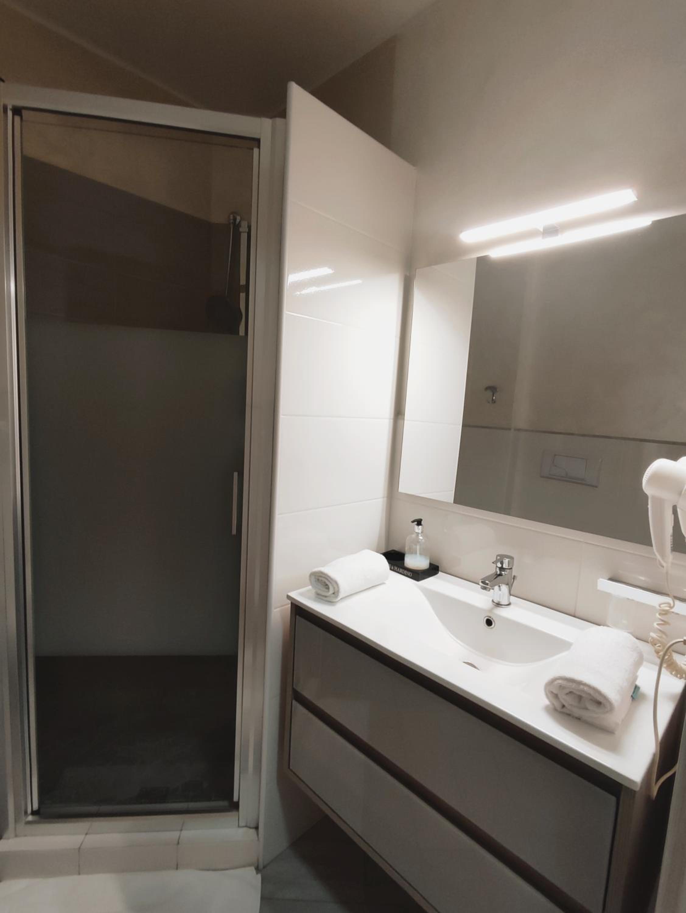 Twin Room with Bathroom - Photo 4