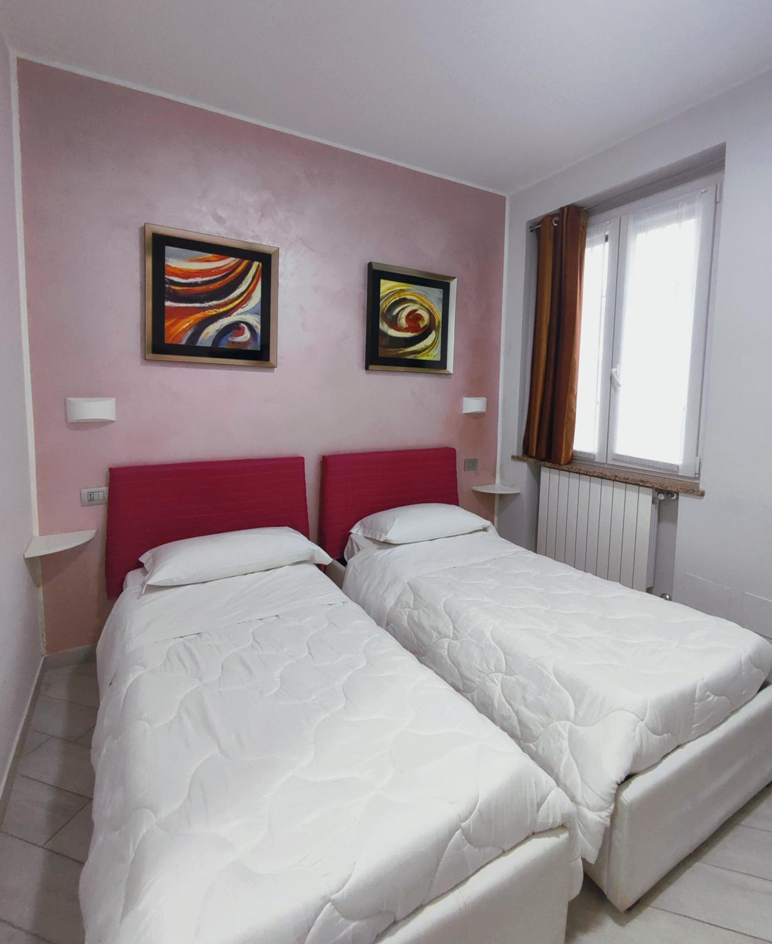 Twin Room with Bathroom - Photo 5