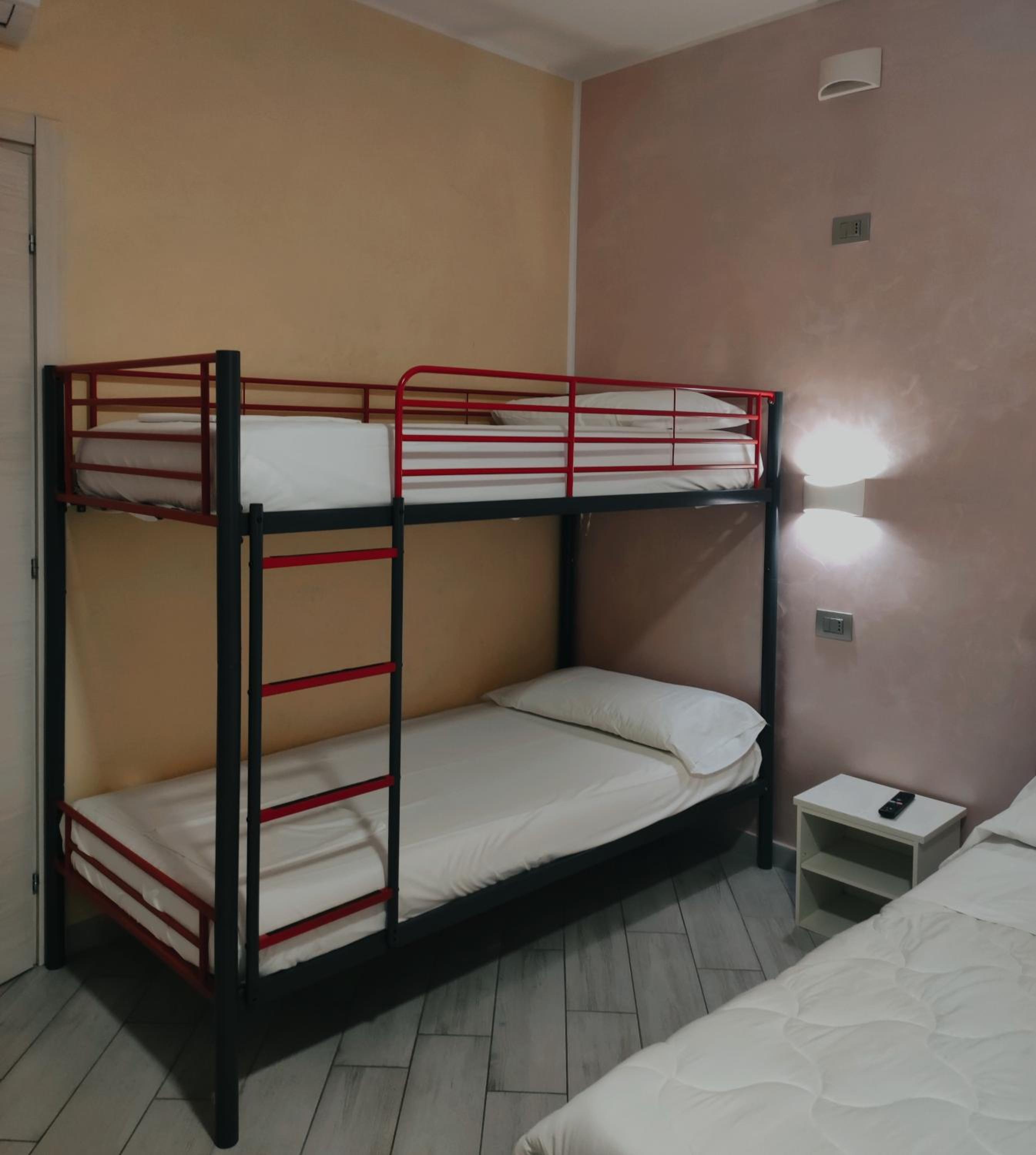 Quadruple Room with Private Bathroom - Photo 6
