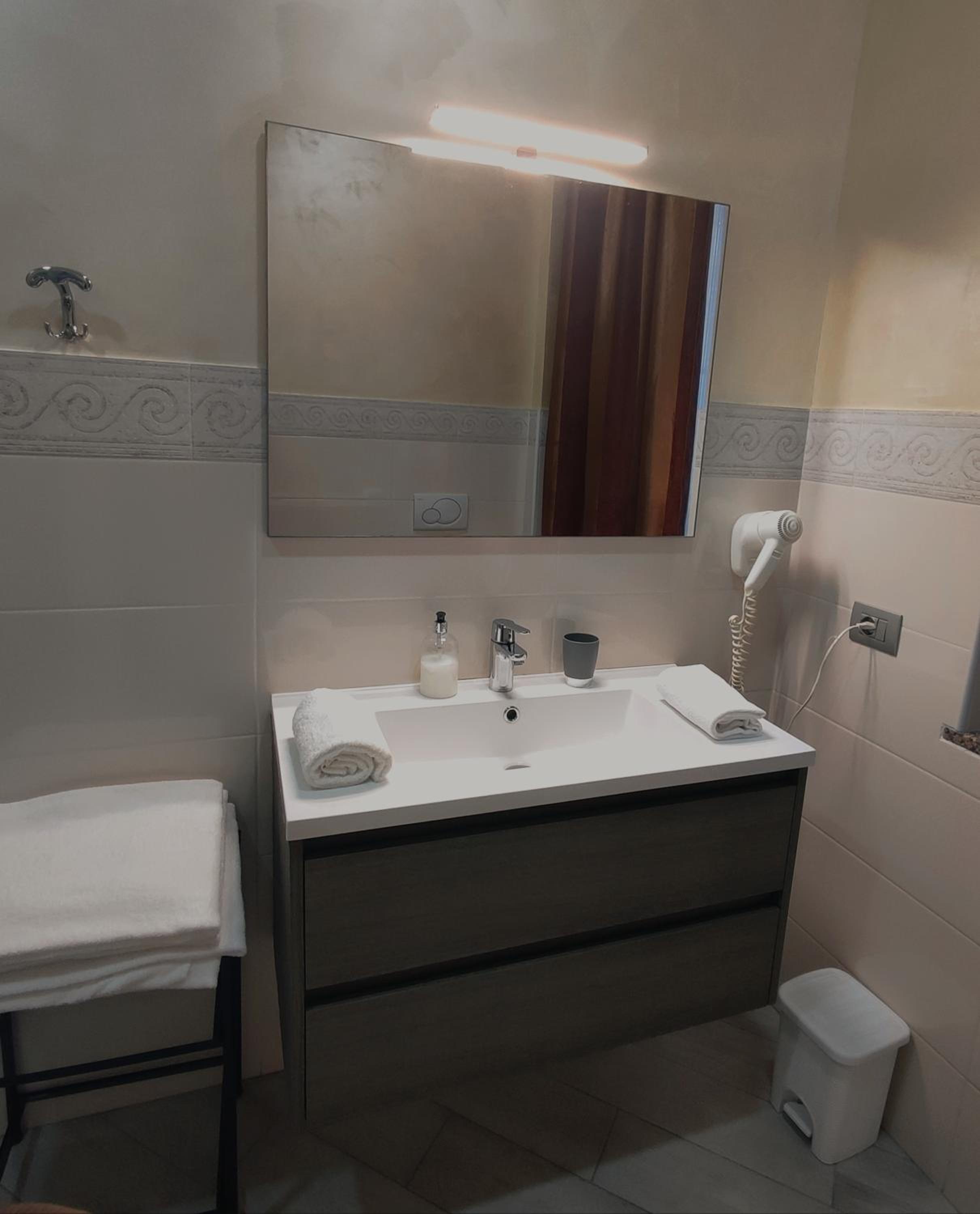 Quadruple Room with Private Bathroom - Photo 2