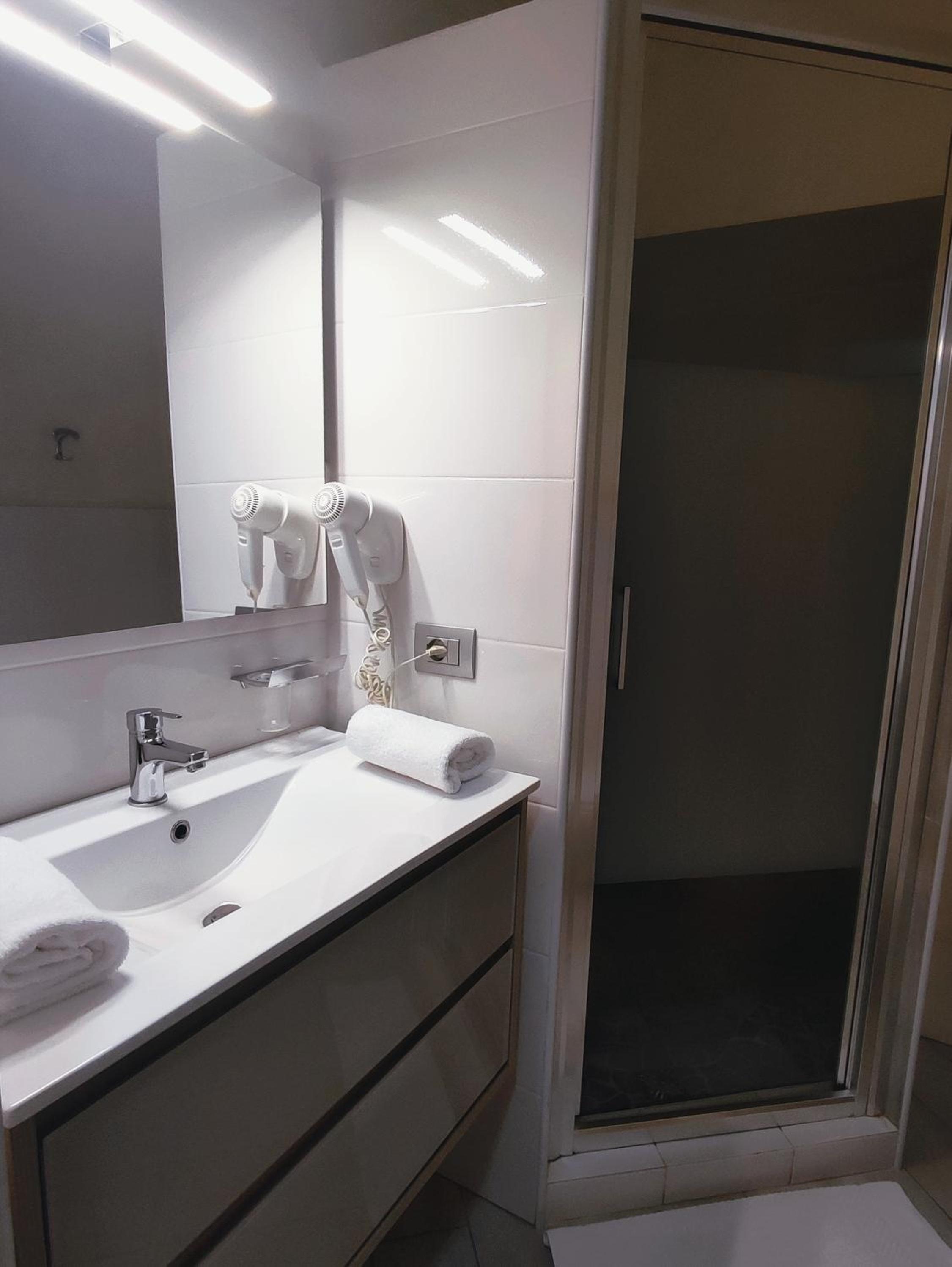 Double Room with Private Bathroom - Photo 4