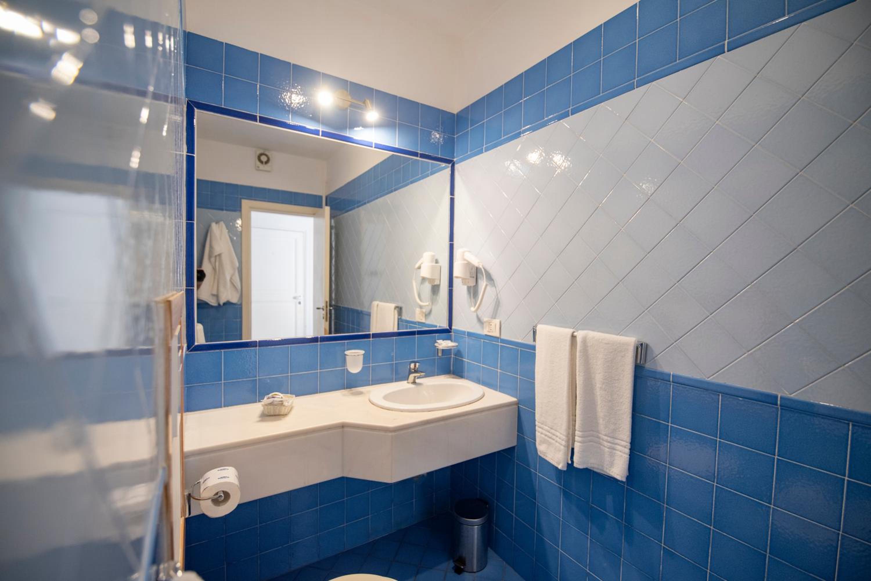 Double or Twin Room with Sea View photo 2