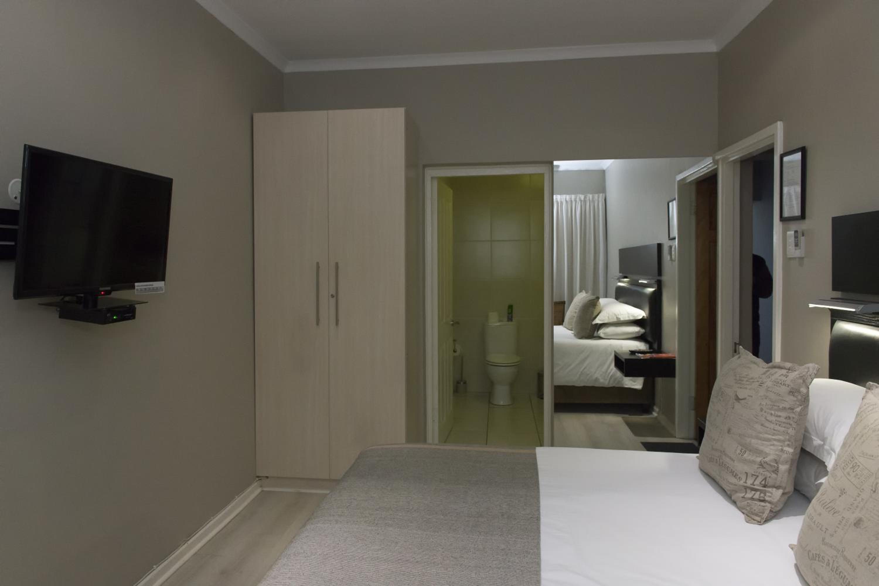 Luxury Queen Room - 2