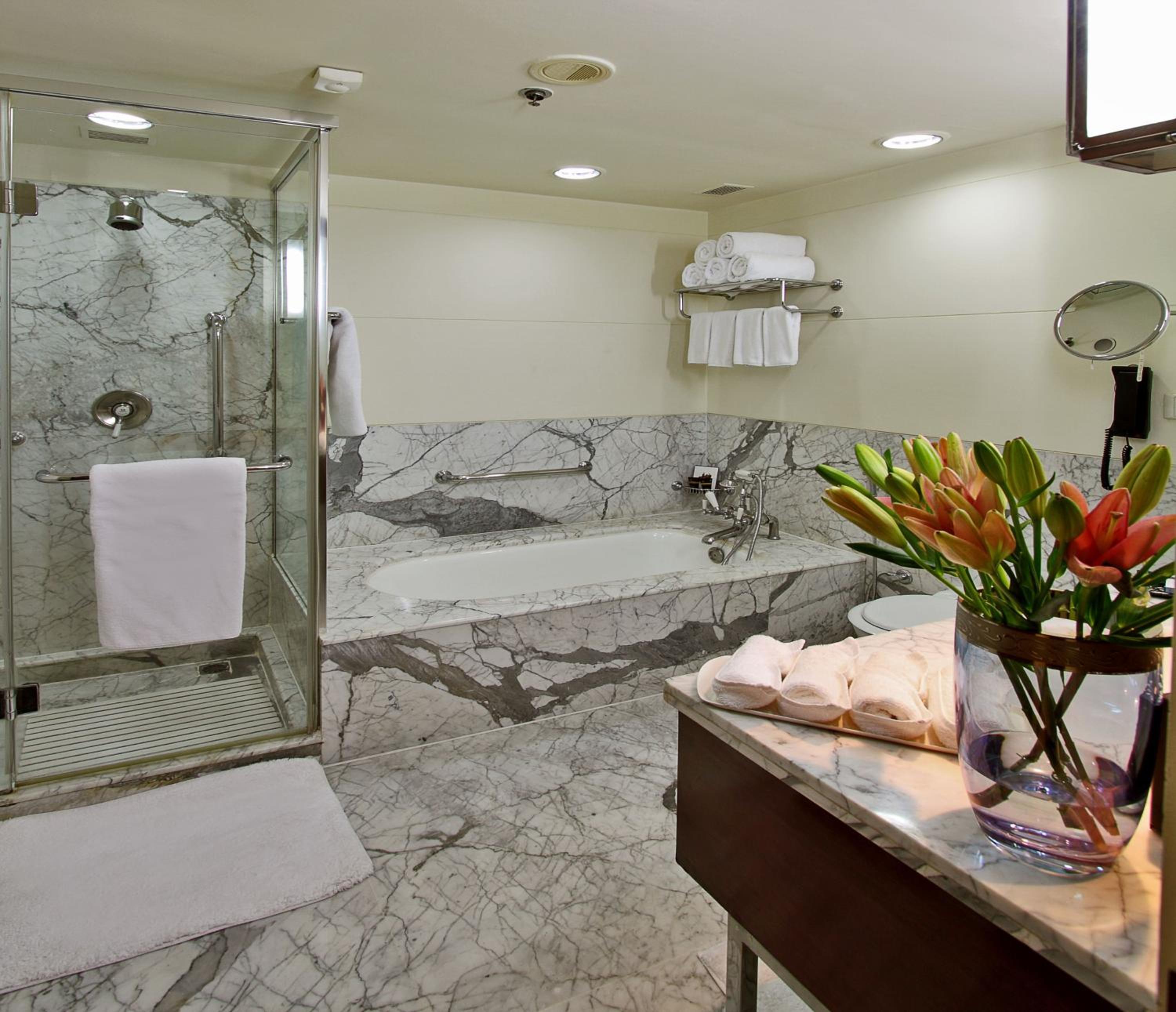 Large King Room - Club Lounge Access - Photo 2