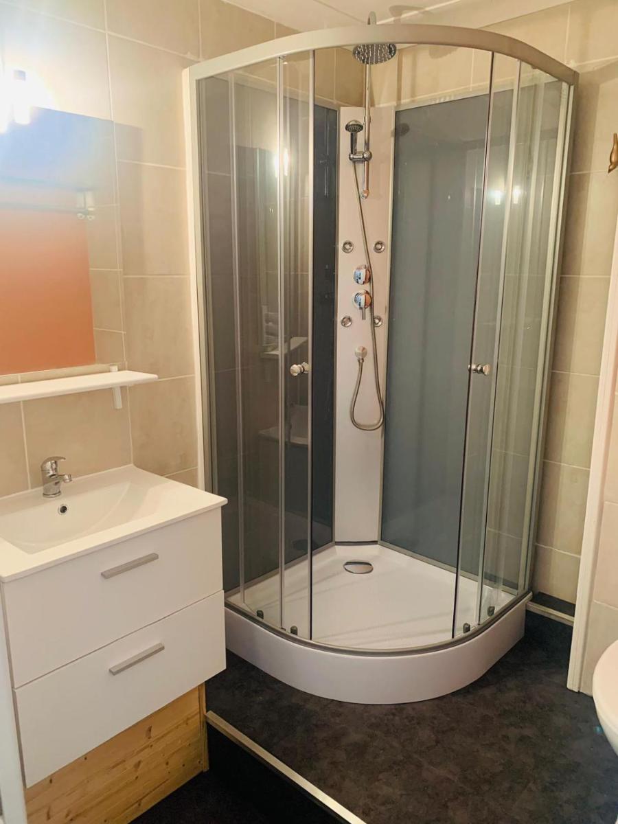 Family Room with Private Bathroom photo 2