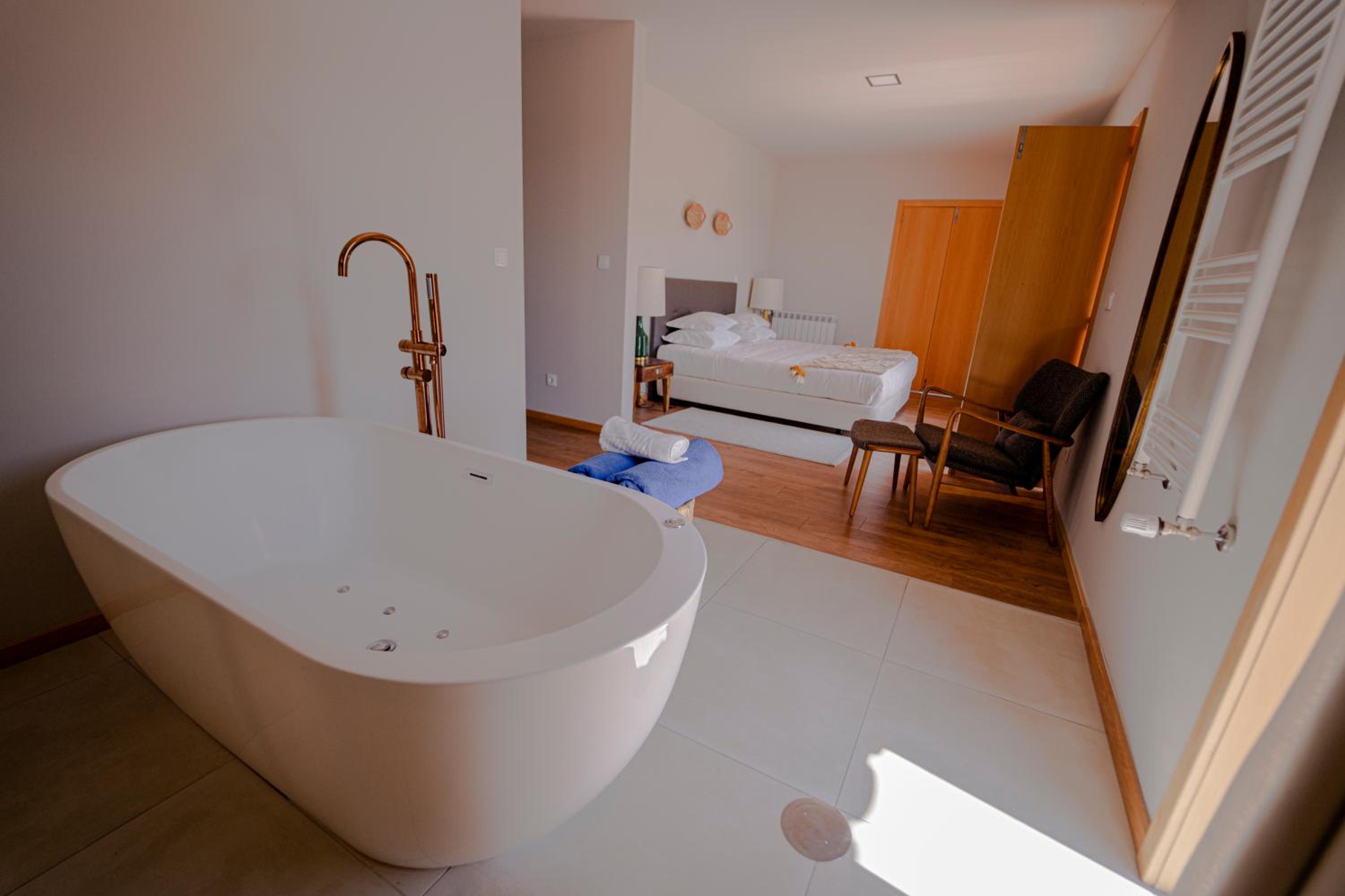Deluxe Suite with Spa Bath photo 3