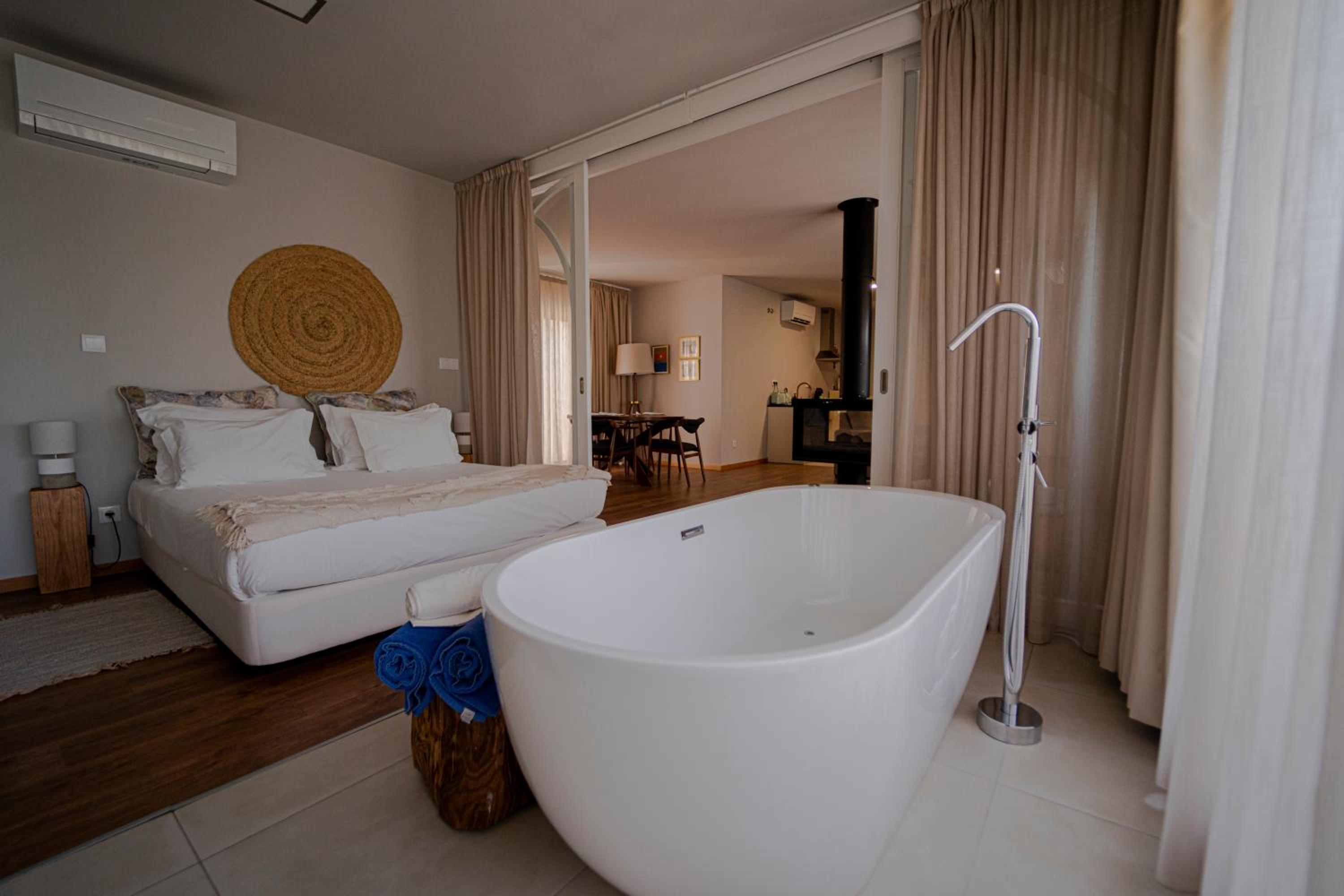 Deluxe Suite with Spa Bath photo 3