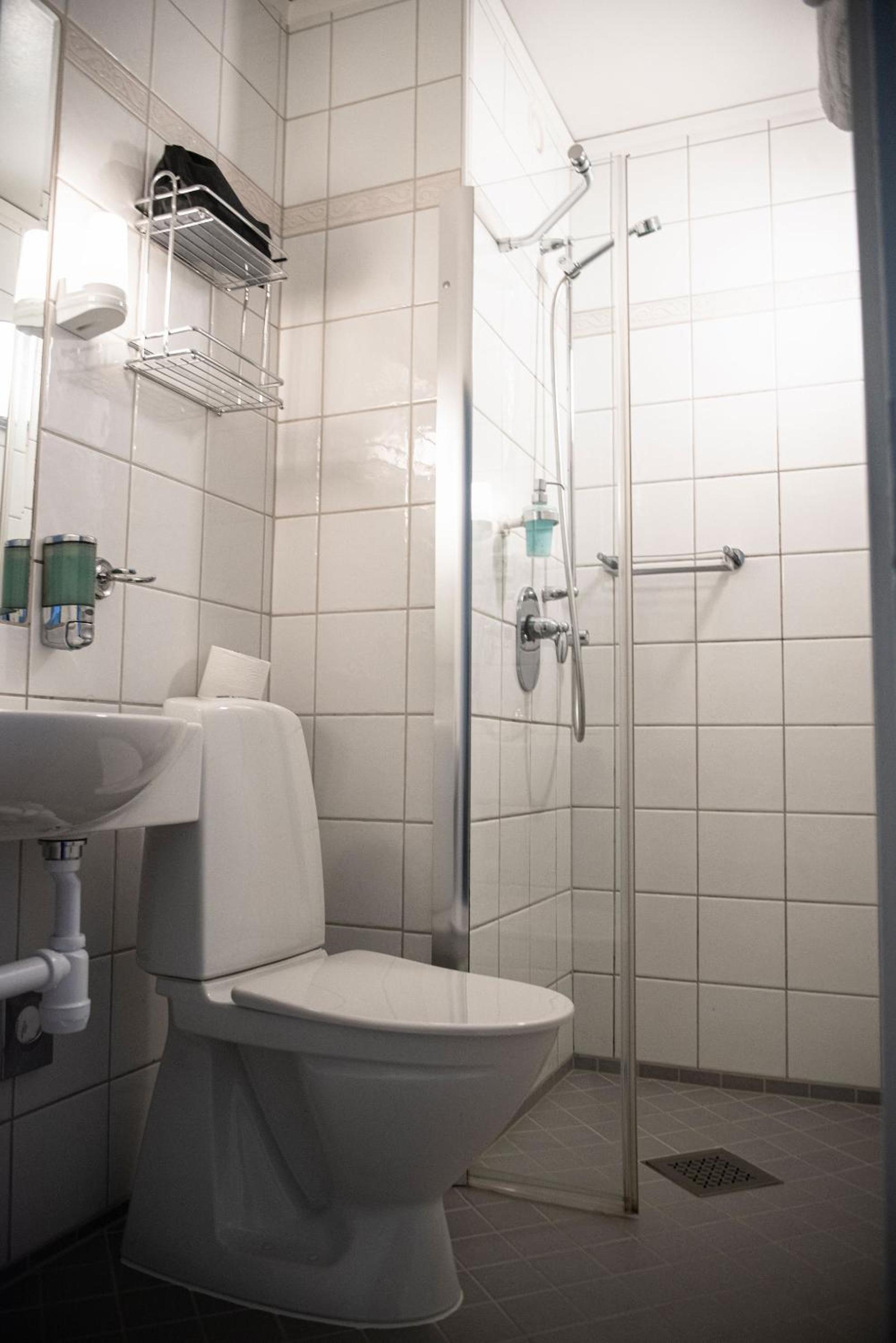 Standard Double or Twin Room - Photo 7