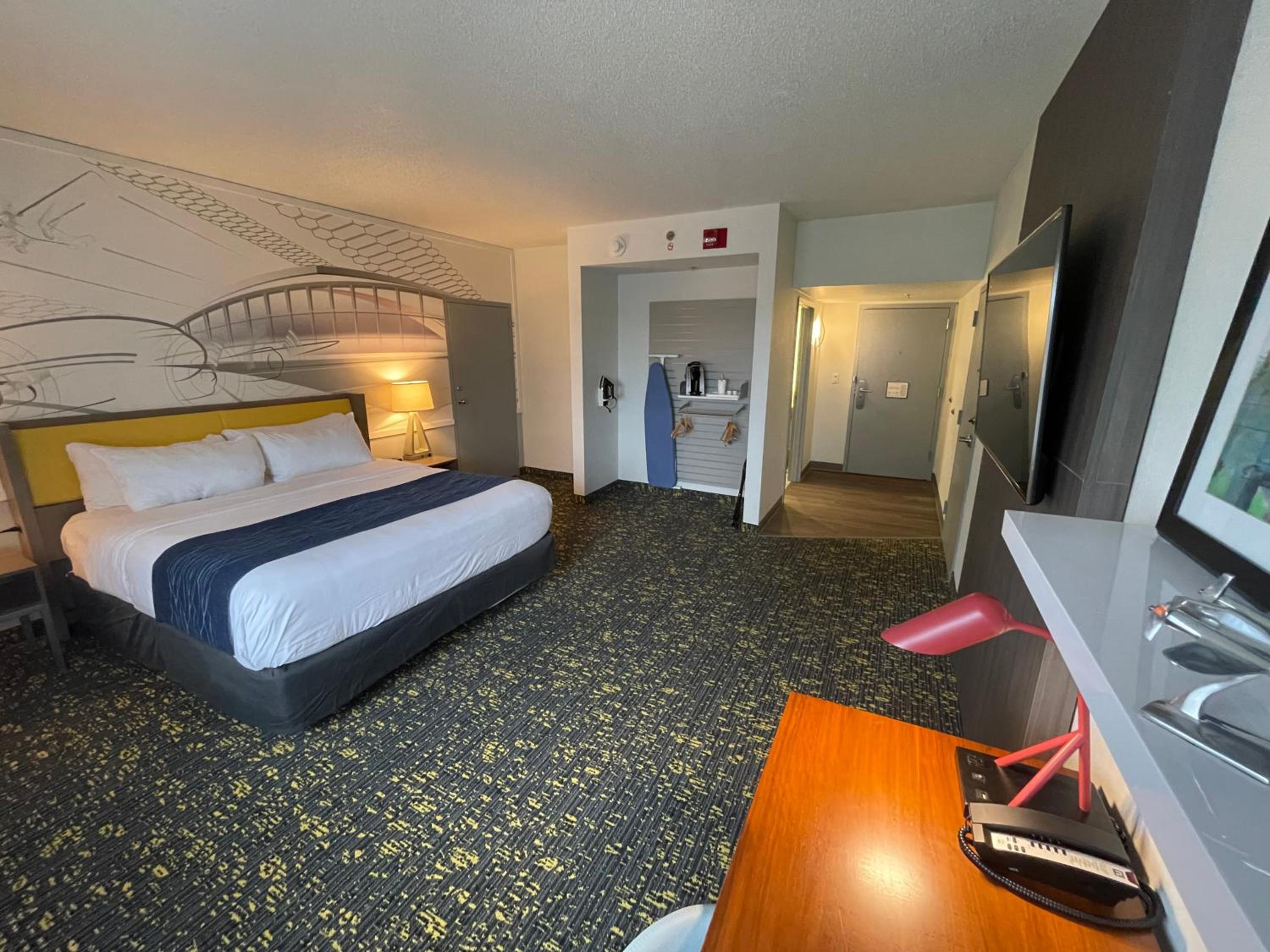 King Room with Roll-In Shower - Disability Access photo 3