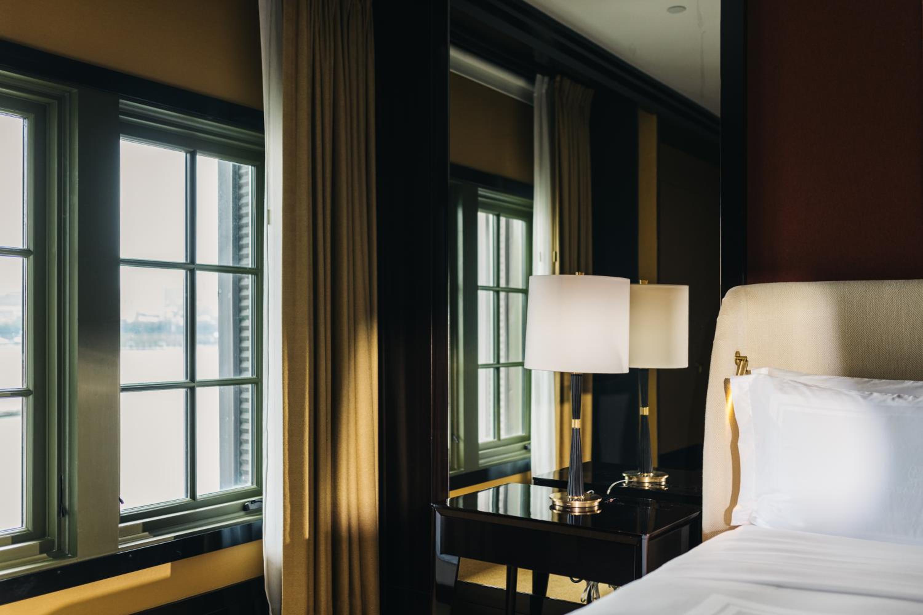 Junior Suite Corner City View thumbnail 5