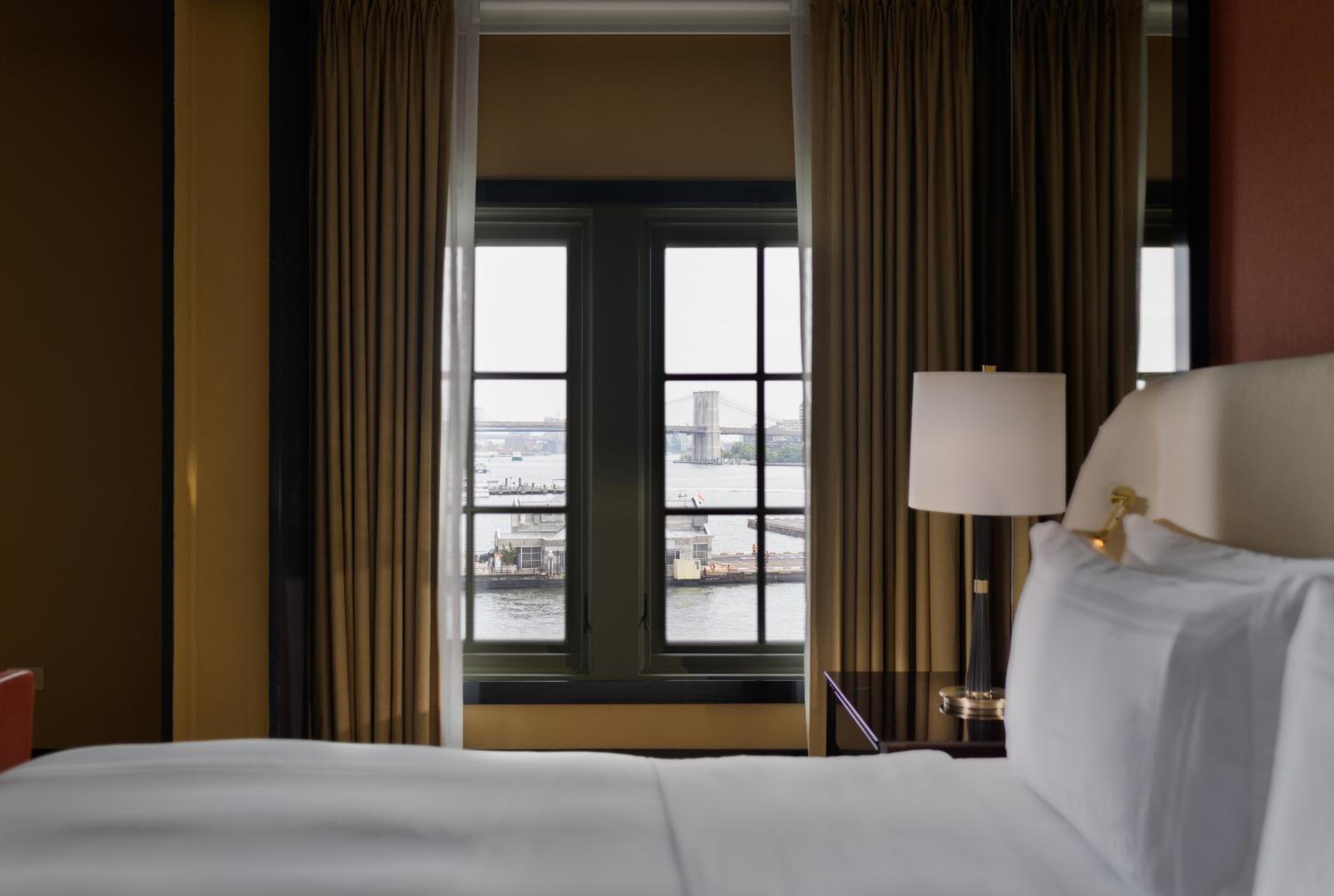 Junior Suite Corner City View thumbnail 6
