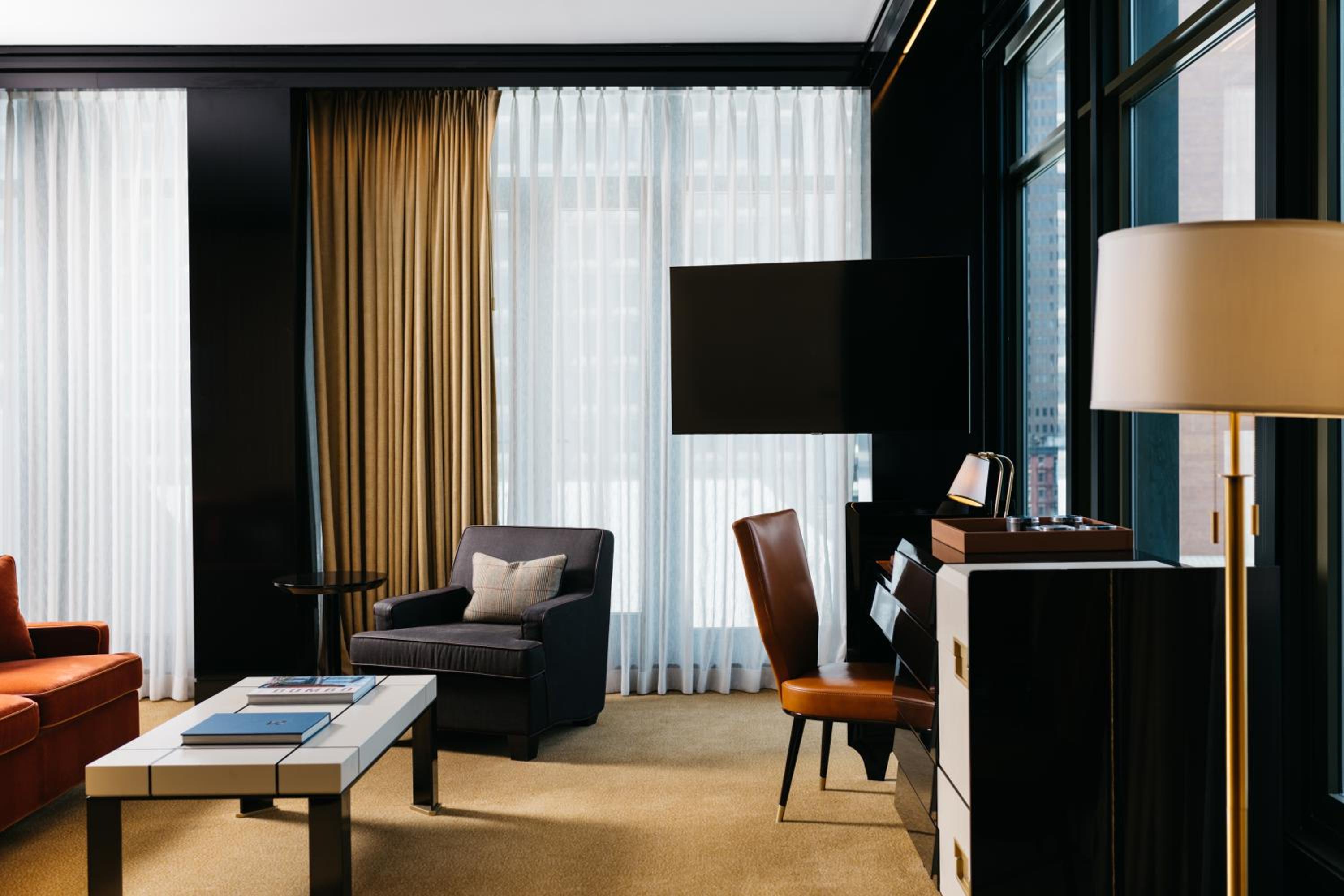 Junior Suite Corner City View Accessible thumbnail 5