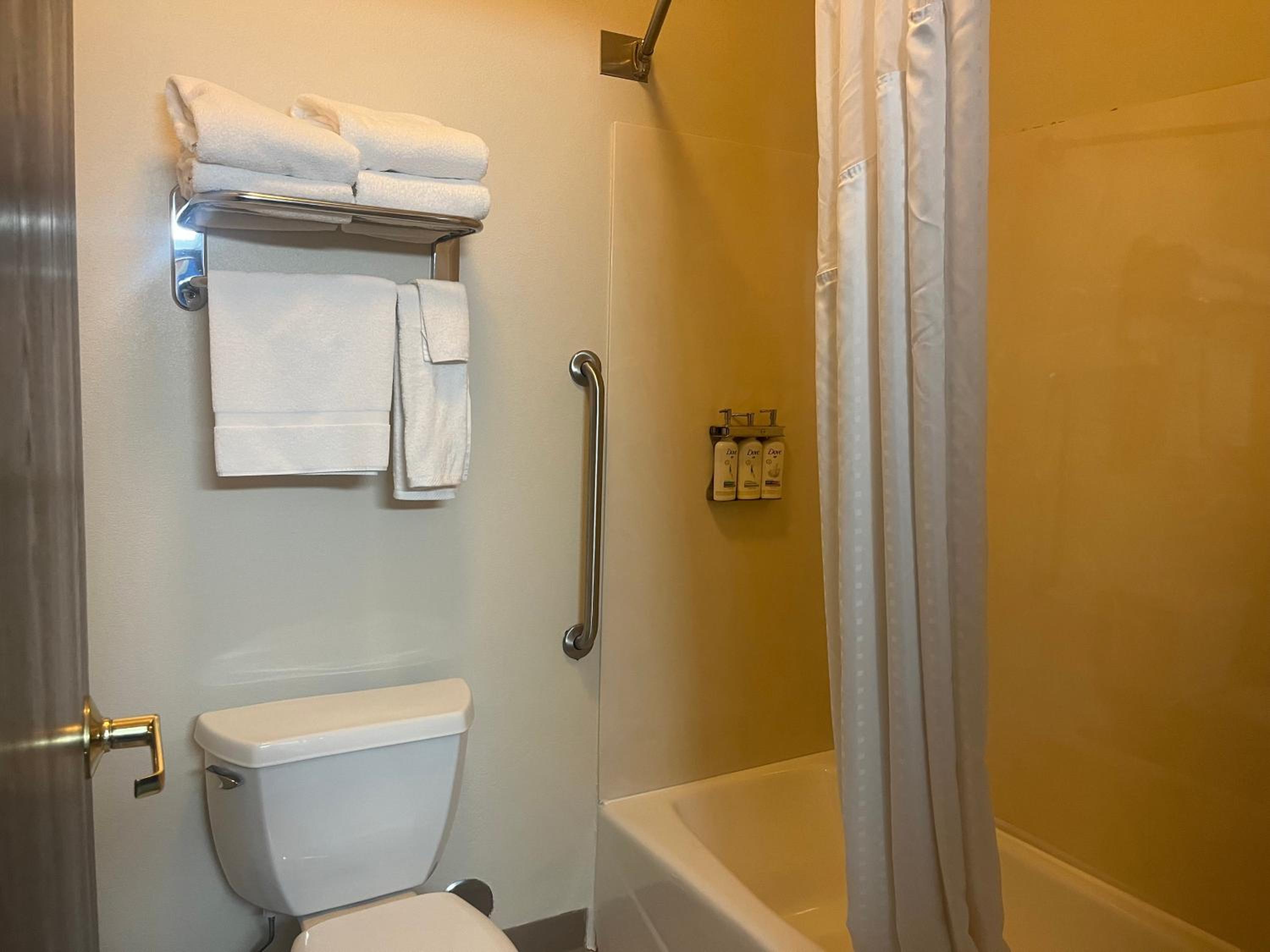 Standard Room with Two Queen Beds photo 3