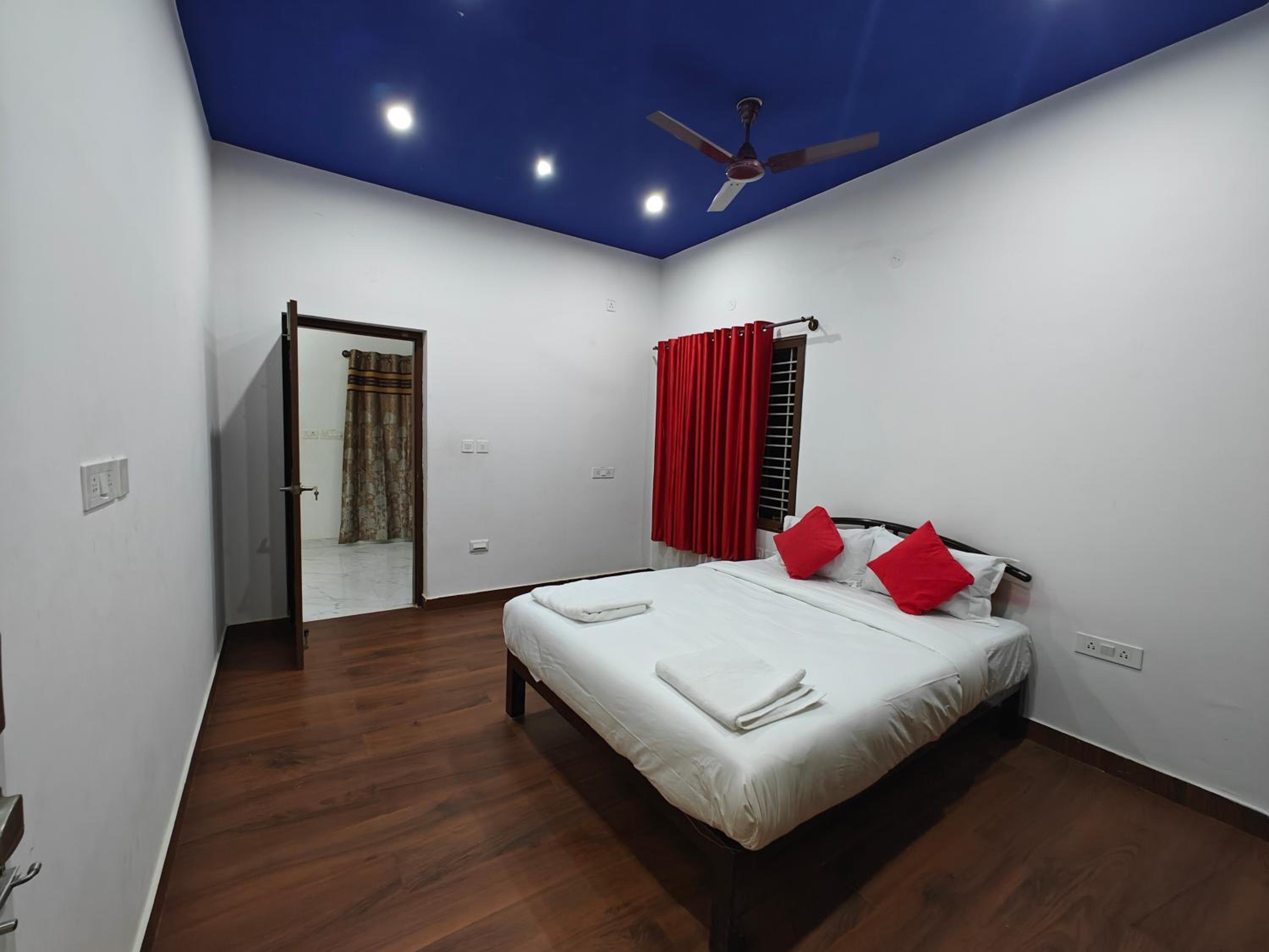 Five-Bedroom House photo 1