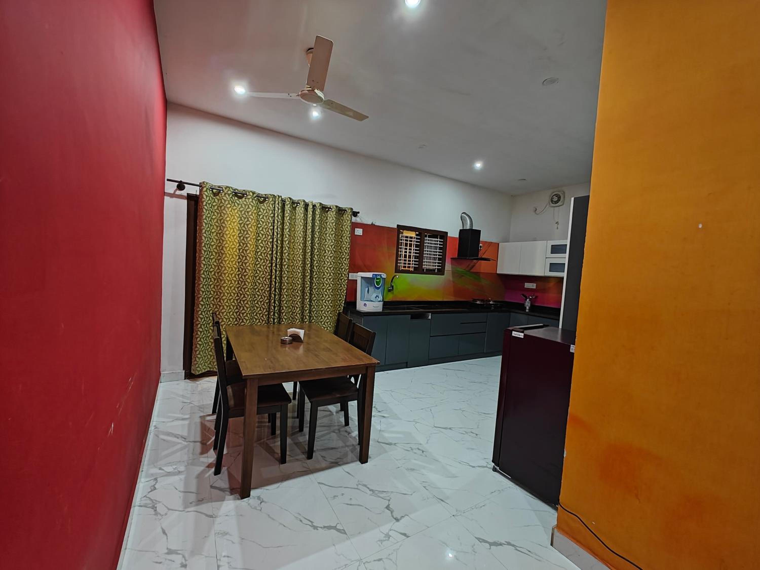 Five-Bedroom House photo 3