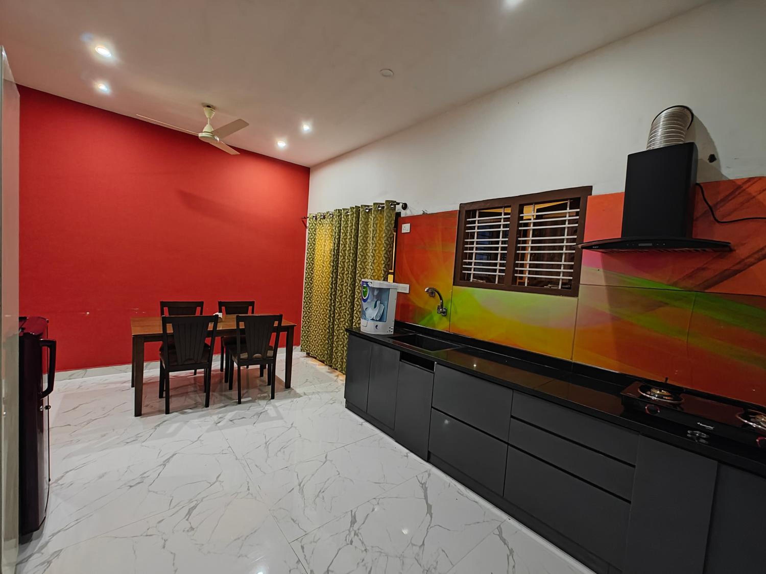 Five-Bedroom House photo 2