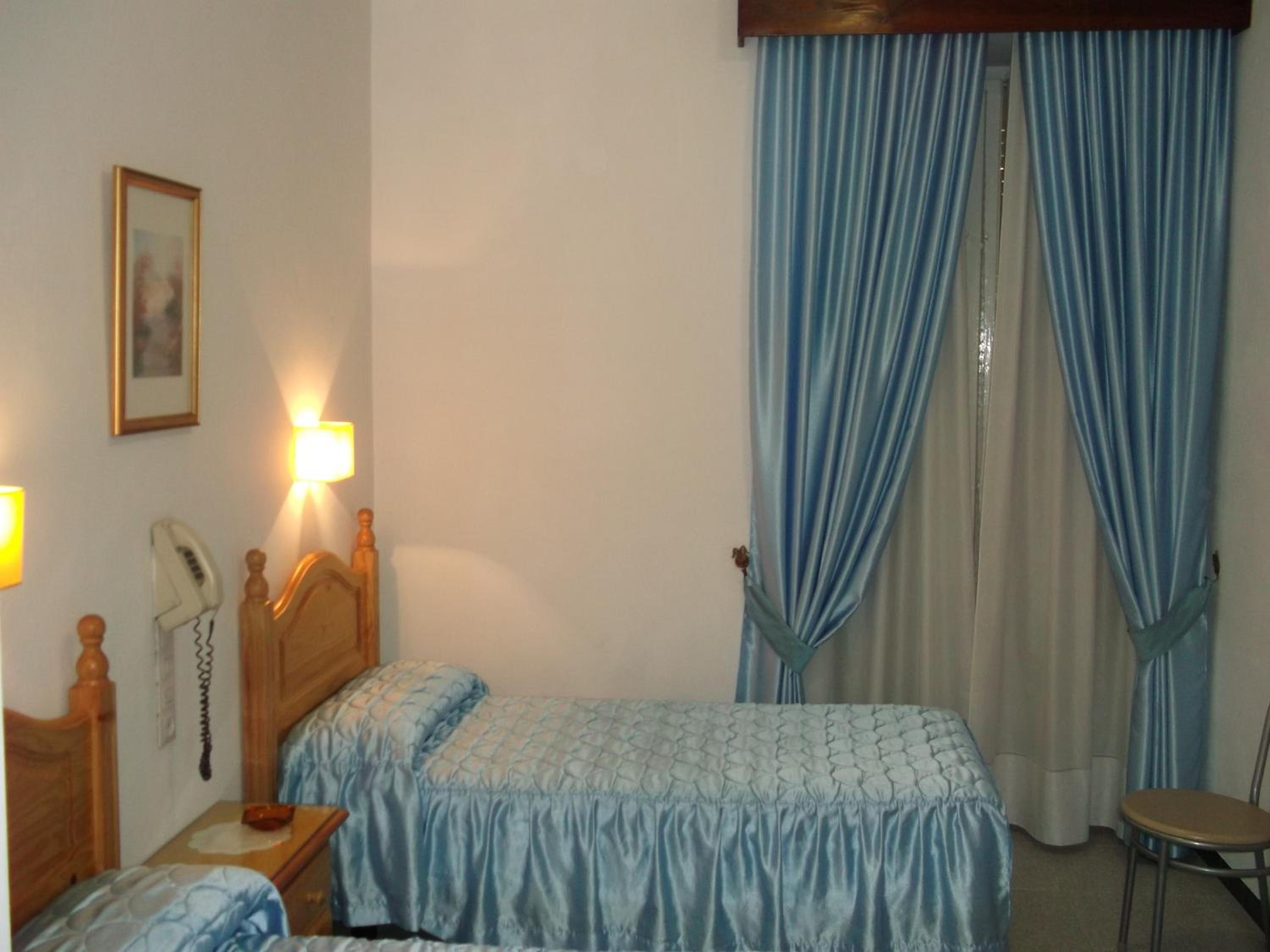 Twin Room with Private Bathroom - Photo 1