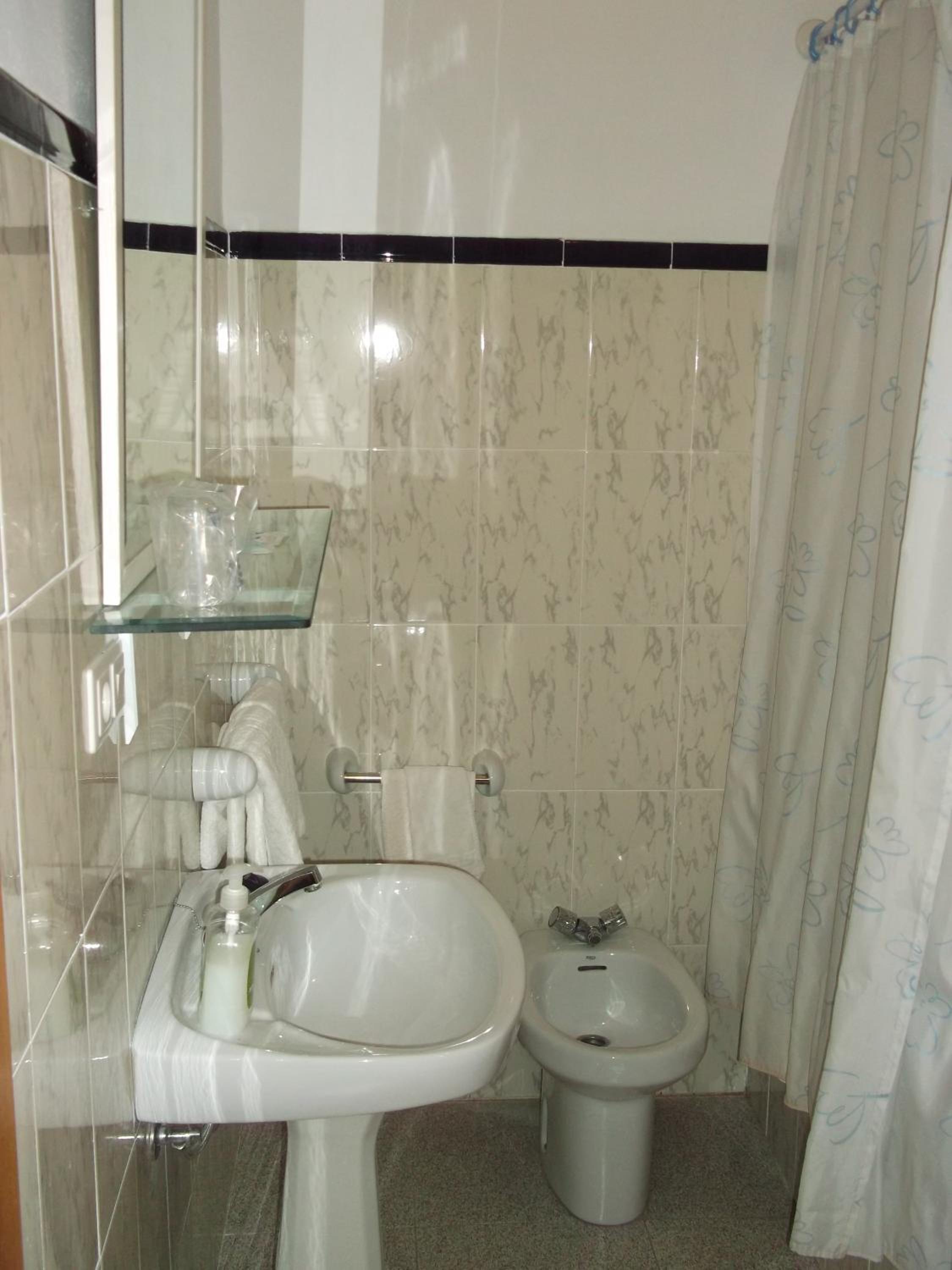 Twin Room with Private Bathroom - Photo 2