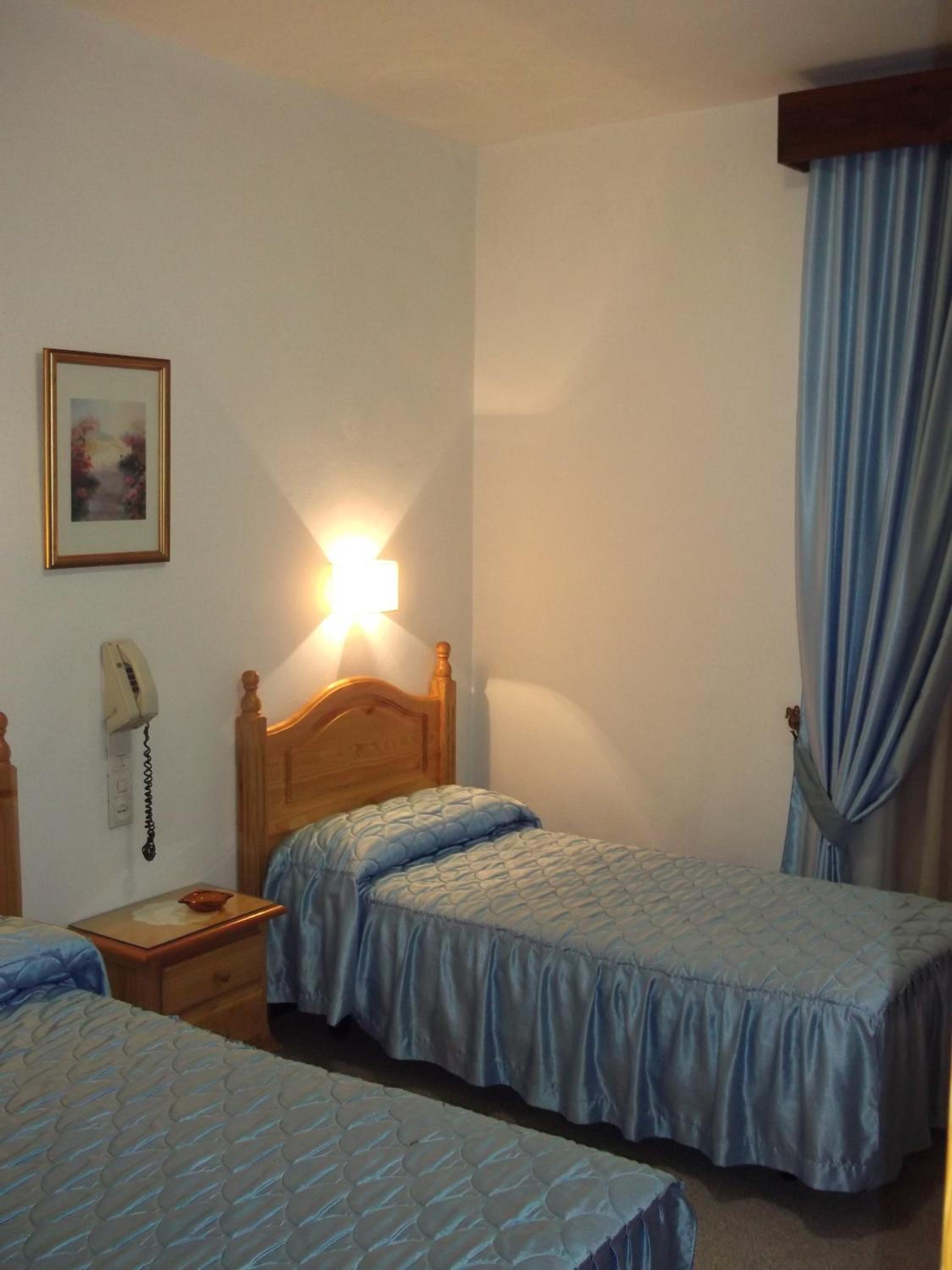 Twin Room with Private Bathroom - Photo 3
