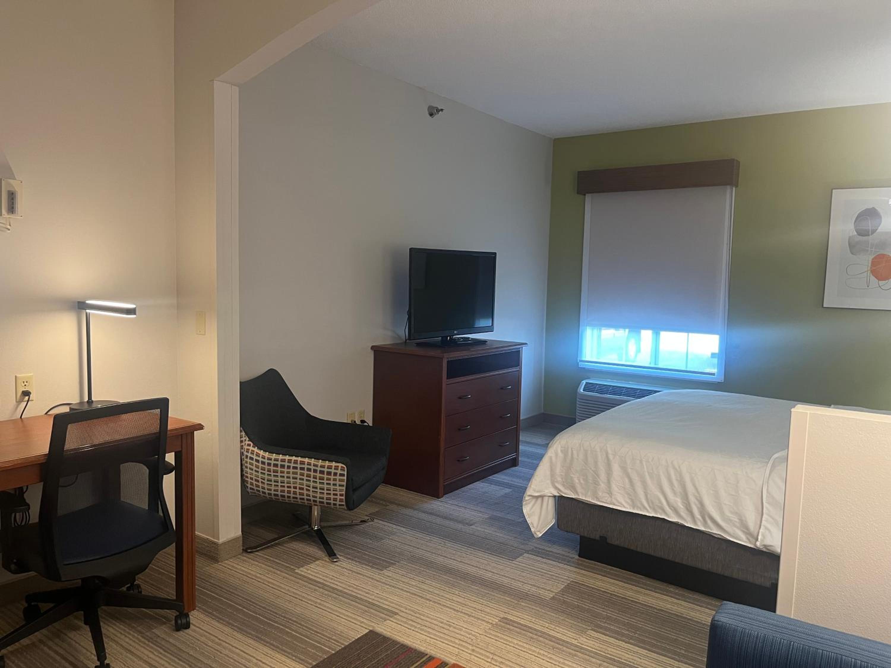 Holiday Inn Express Hotel & Suites Sioux Falls At Empire Mall by IHG, Photo 4