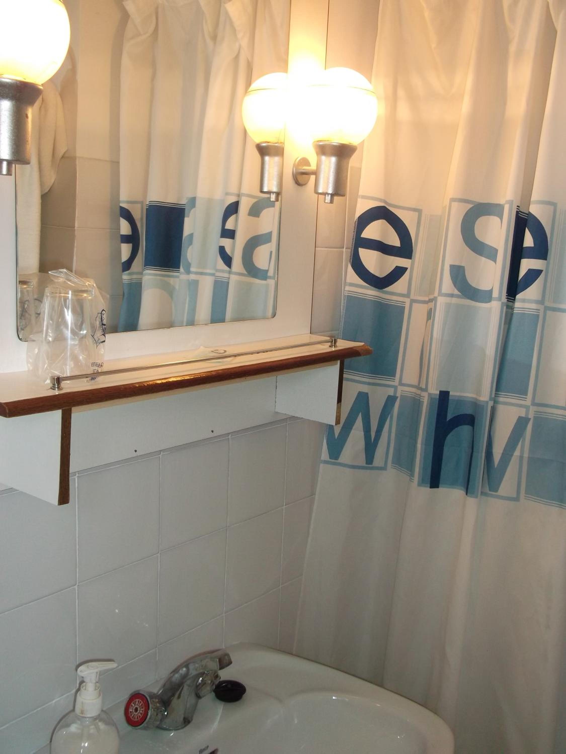 Triple Room with Private Bathroom - Photo 14