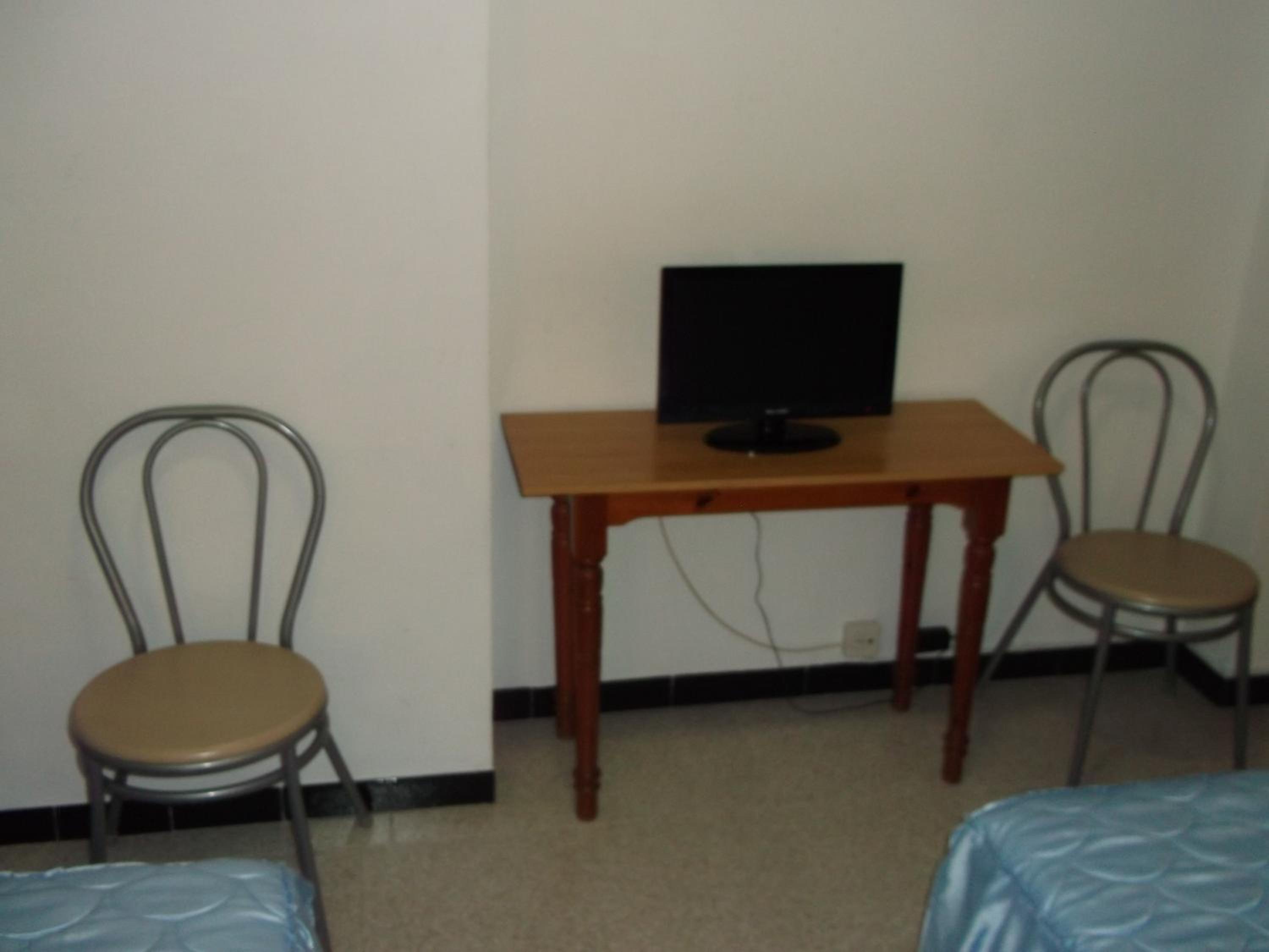 Twin Room with Private Bathroom - Photo 4