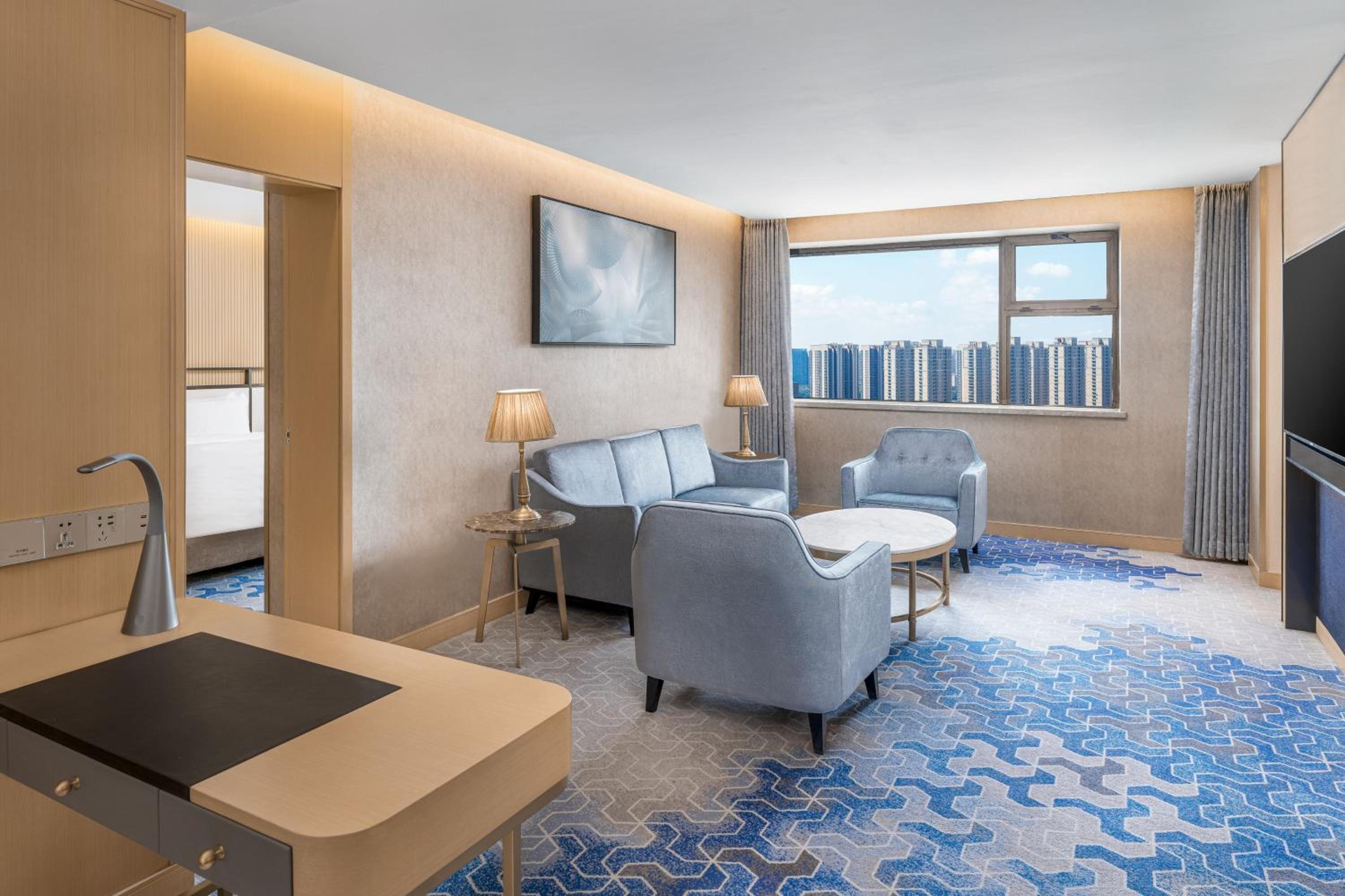 Renewal King Suite - Club Lounge Access photo 3