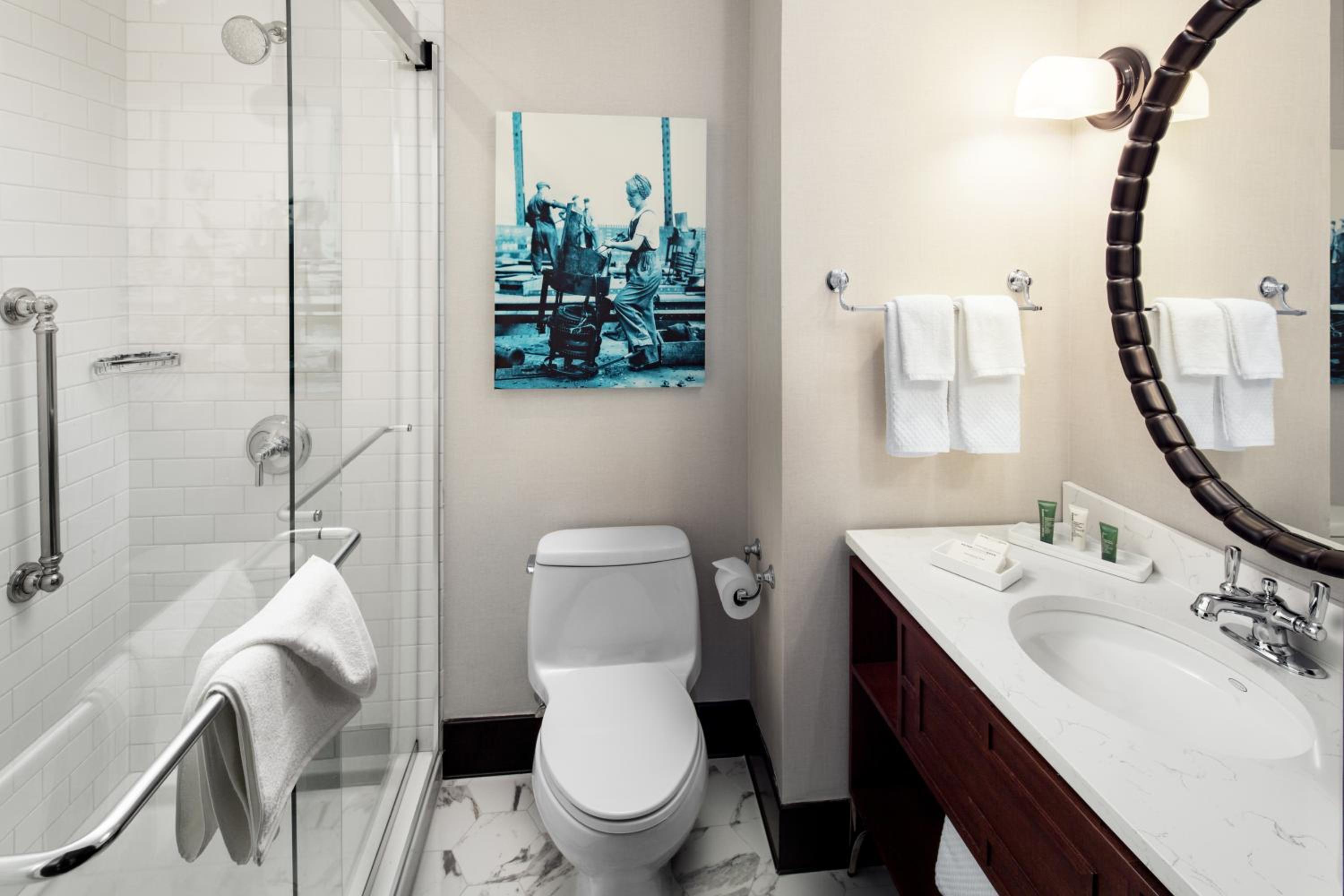 Deluxe King Room with Lounge Access photo 2
