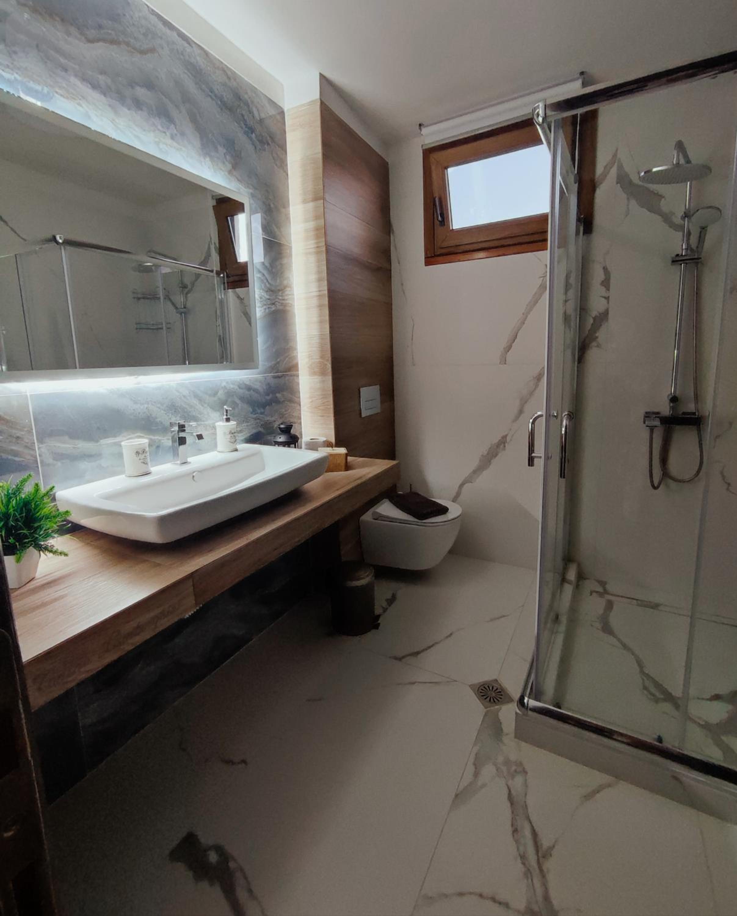Junior Suite with Lake View - Photo 13