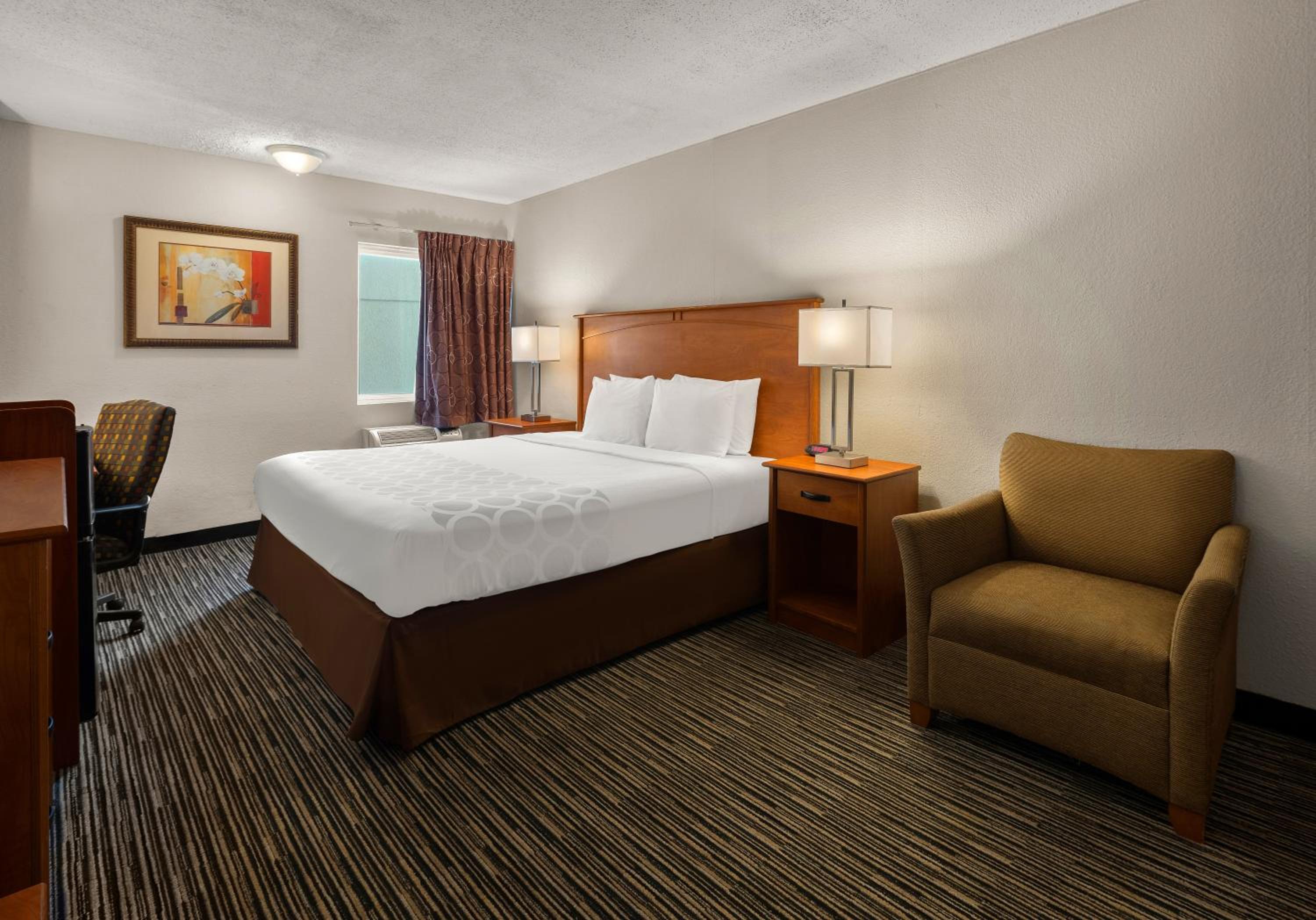 King Room - Non-Smoking - Photo 14
