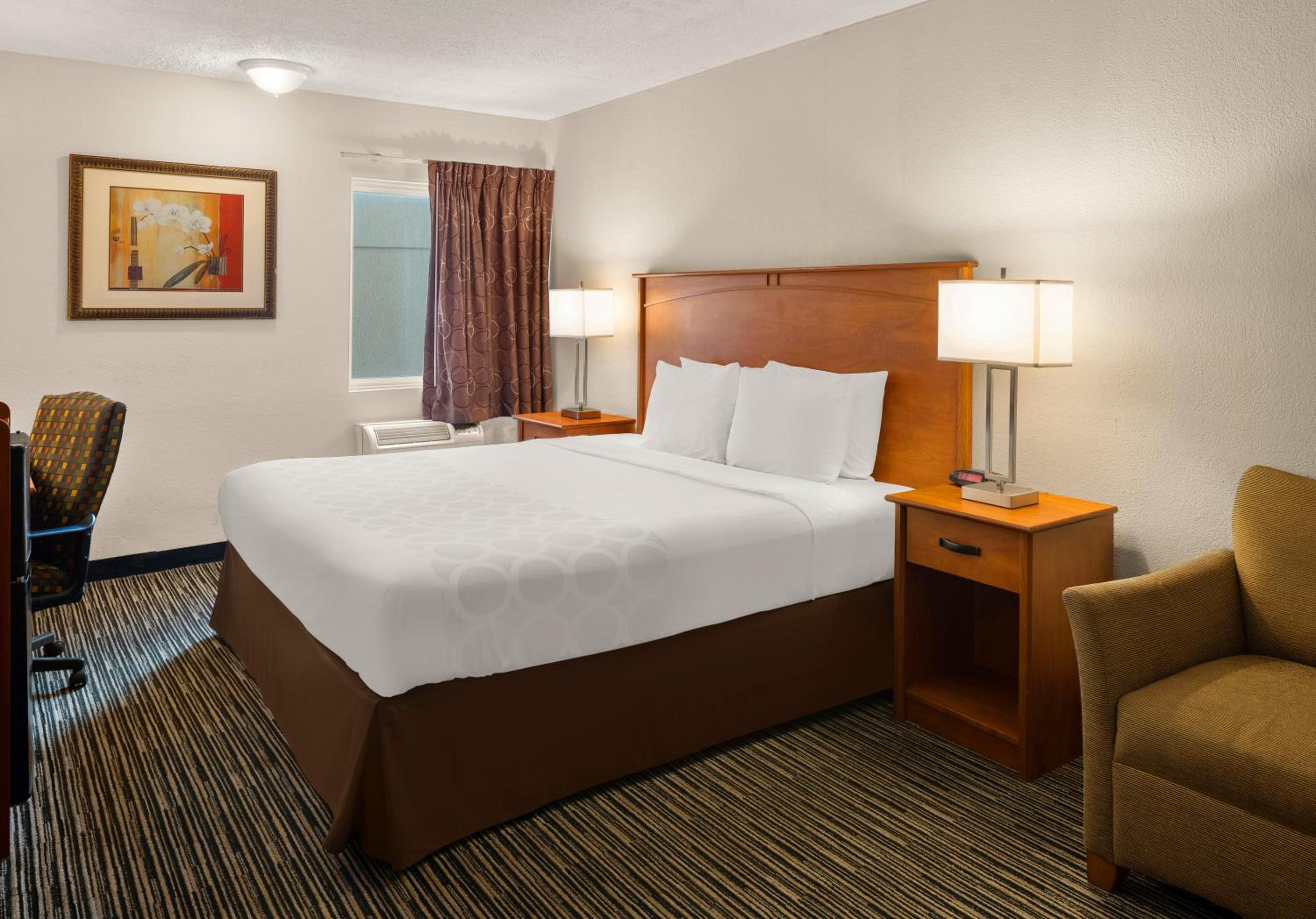 King Room - Non-Smoking - Photo 12