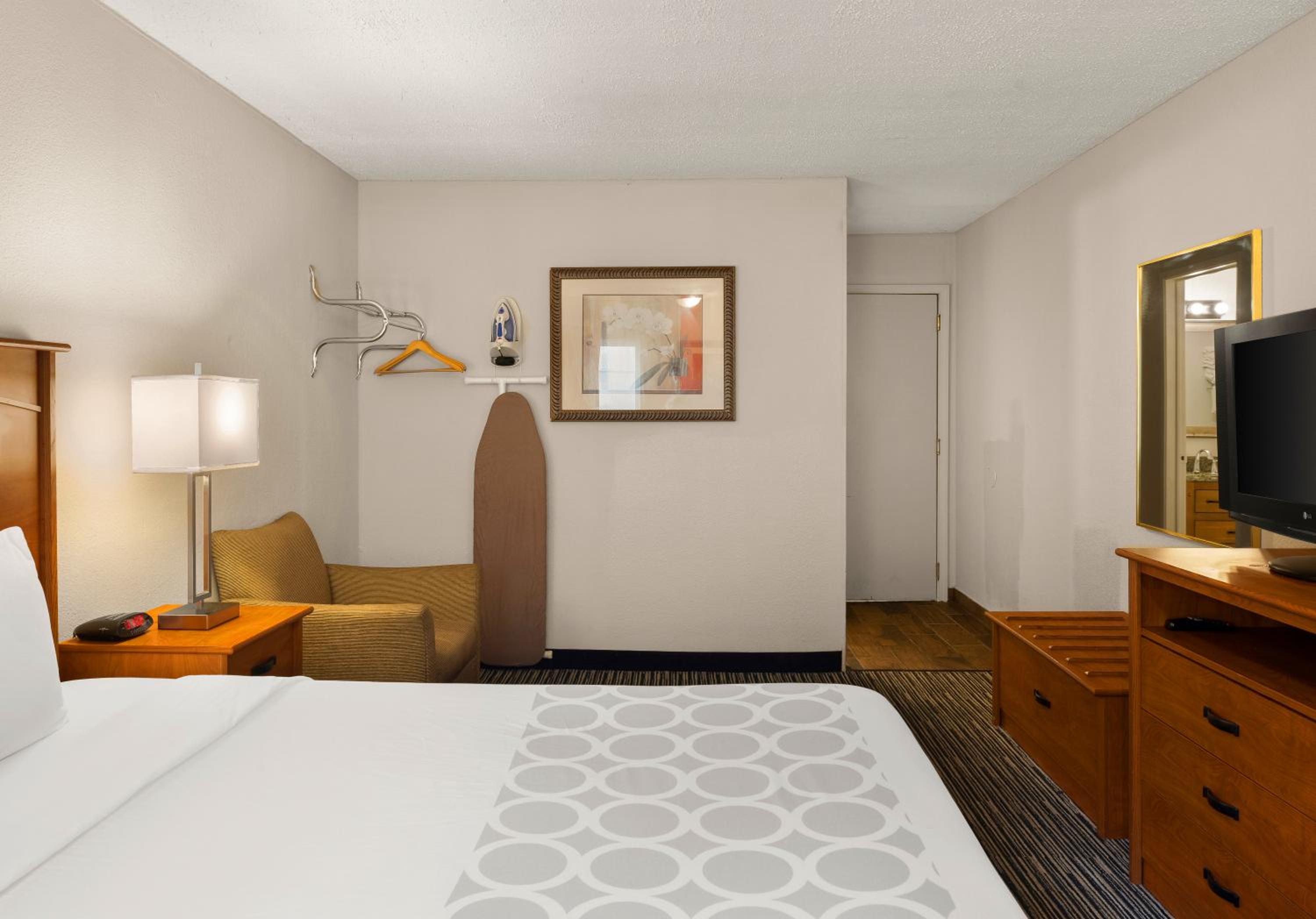 King Room - Non-Smoking - Photo 13