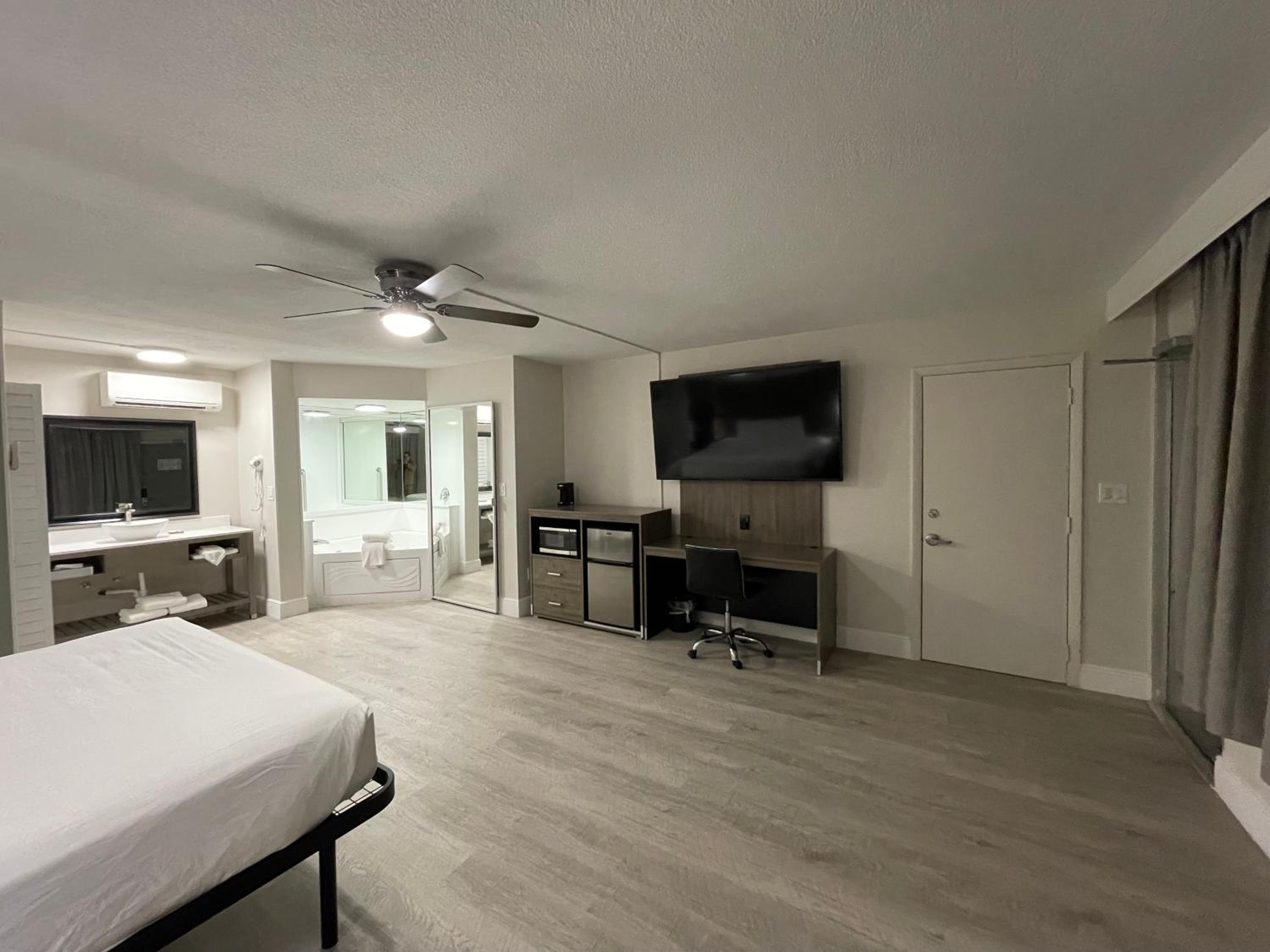 King Room with Jacuzzi - Non-Smoking - Photo 3