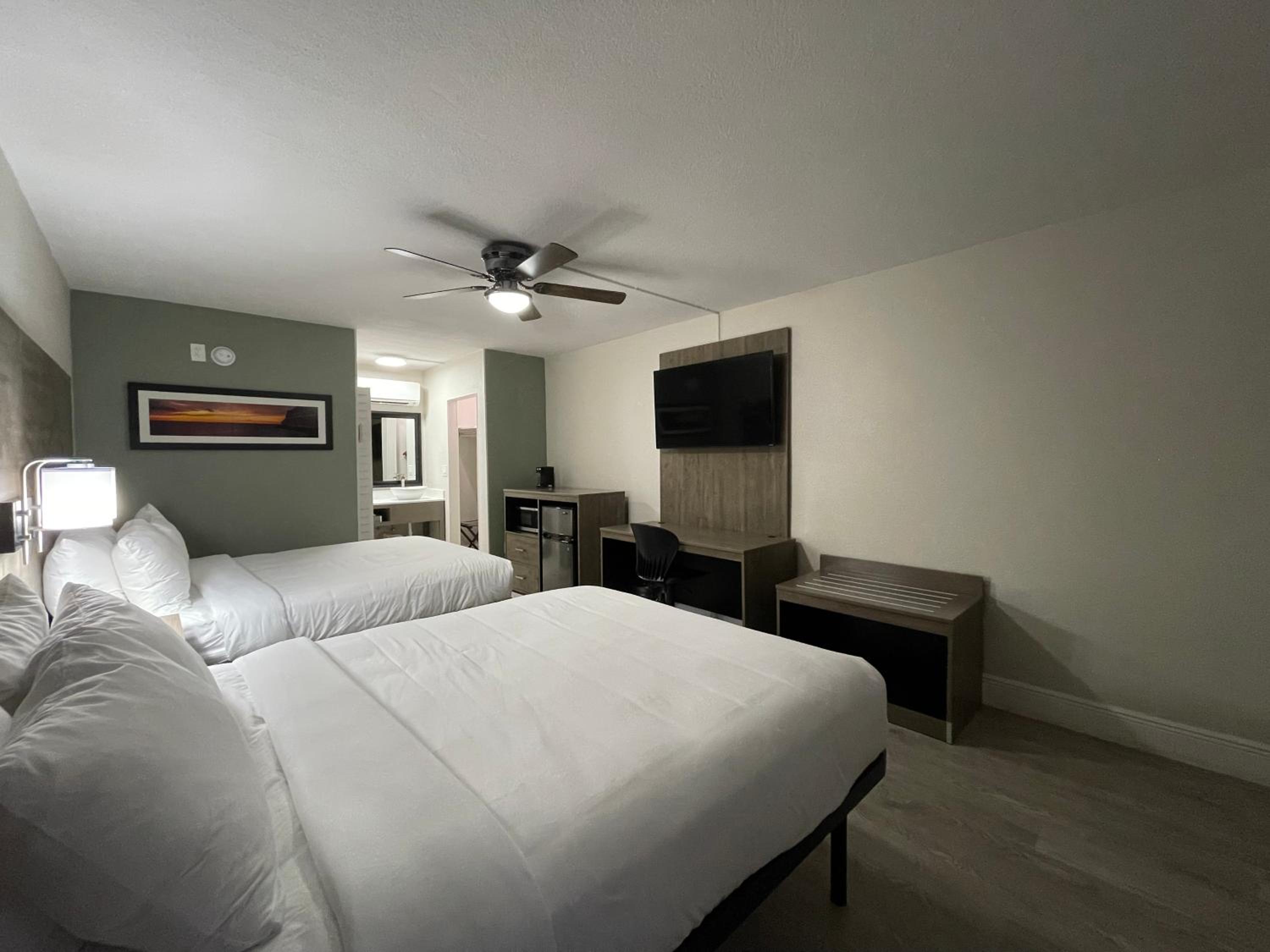 Queen Room - Non-Smoking - Photo 10