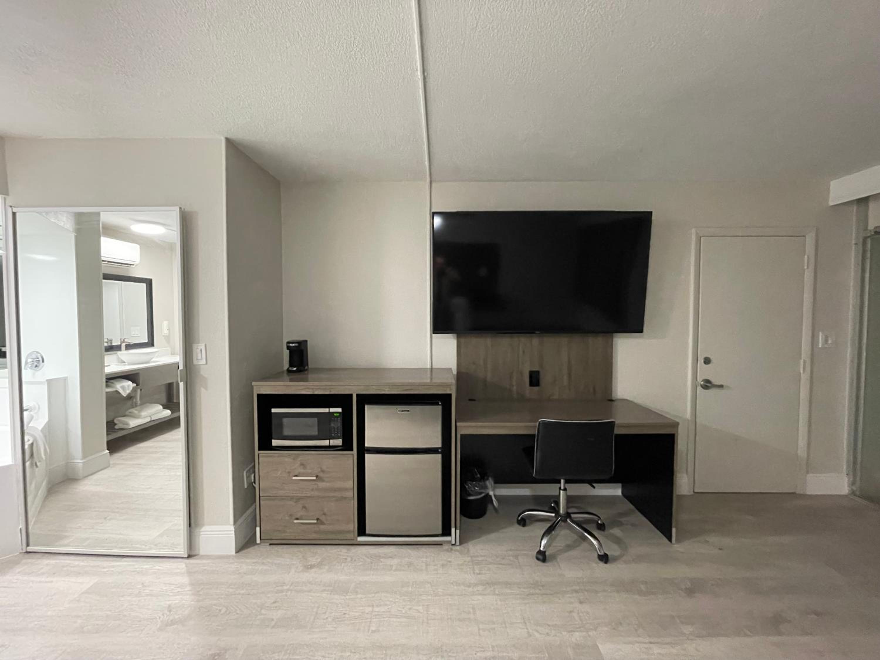 King Room with Jacuzzi - Non-Smoking - Photo 12