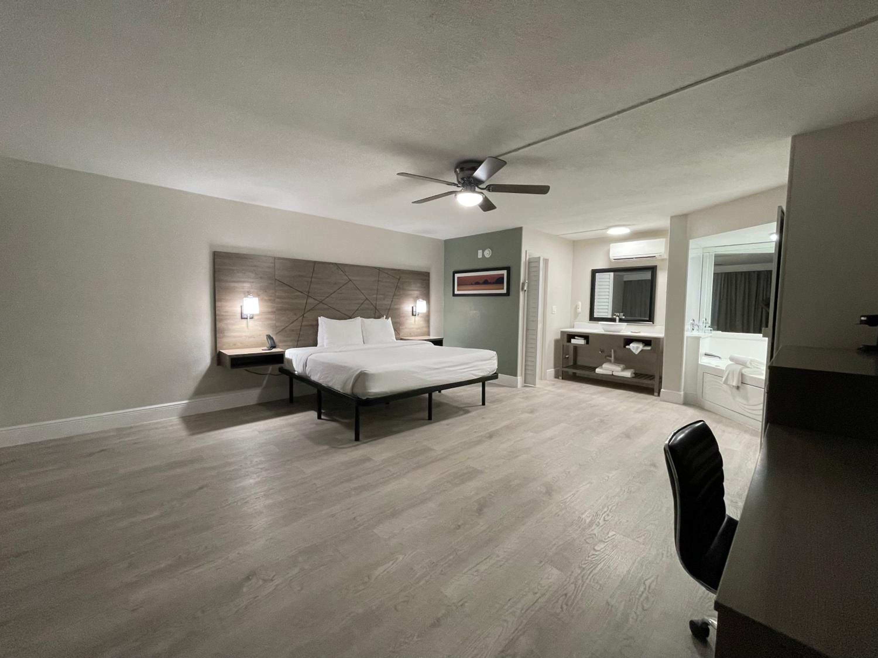 King Room with Jacuzzi - Non-Smoking - Photo 2